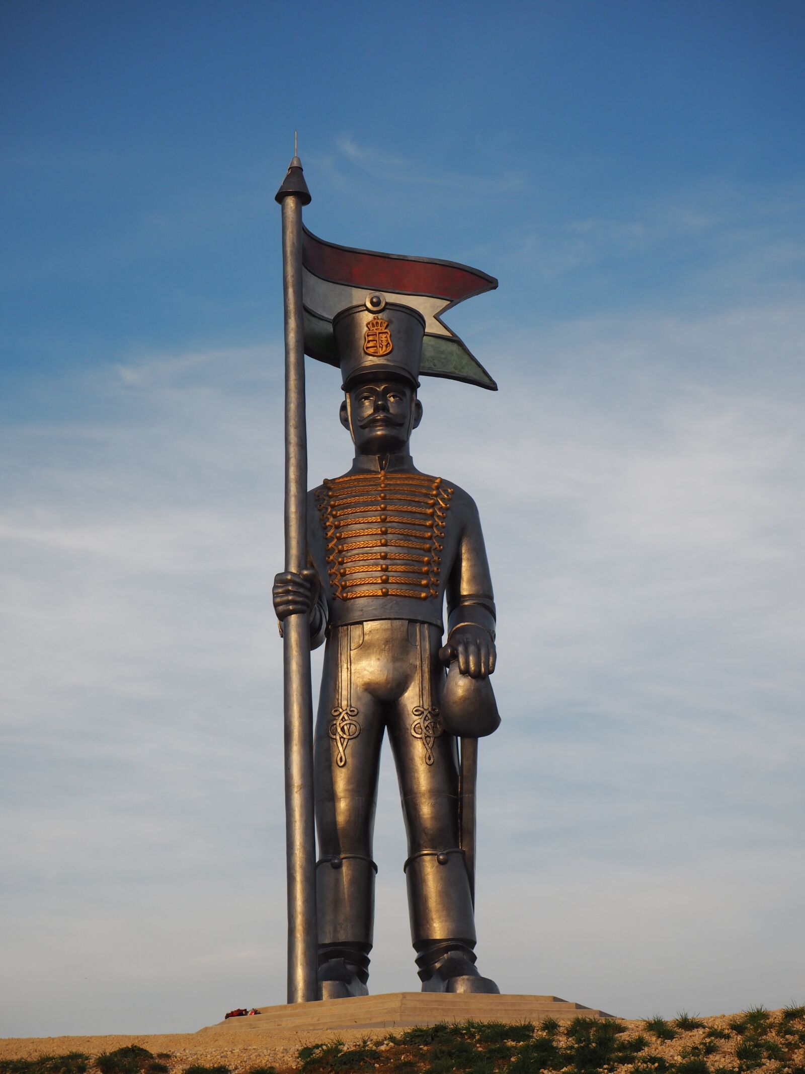 Olympus PEN E-PL7 sample photo. Pakozdi, statue, mishka knight photography