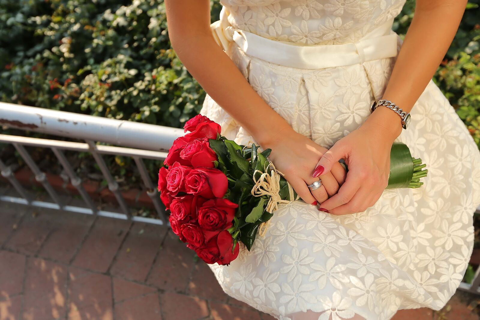 Canon EF 16-35mm F2.8L II USM sample photo. Bride, red, roses, bouquet photography