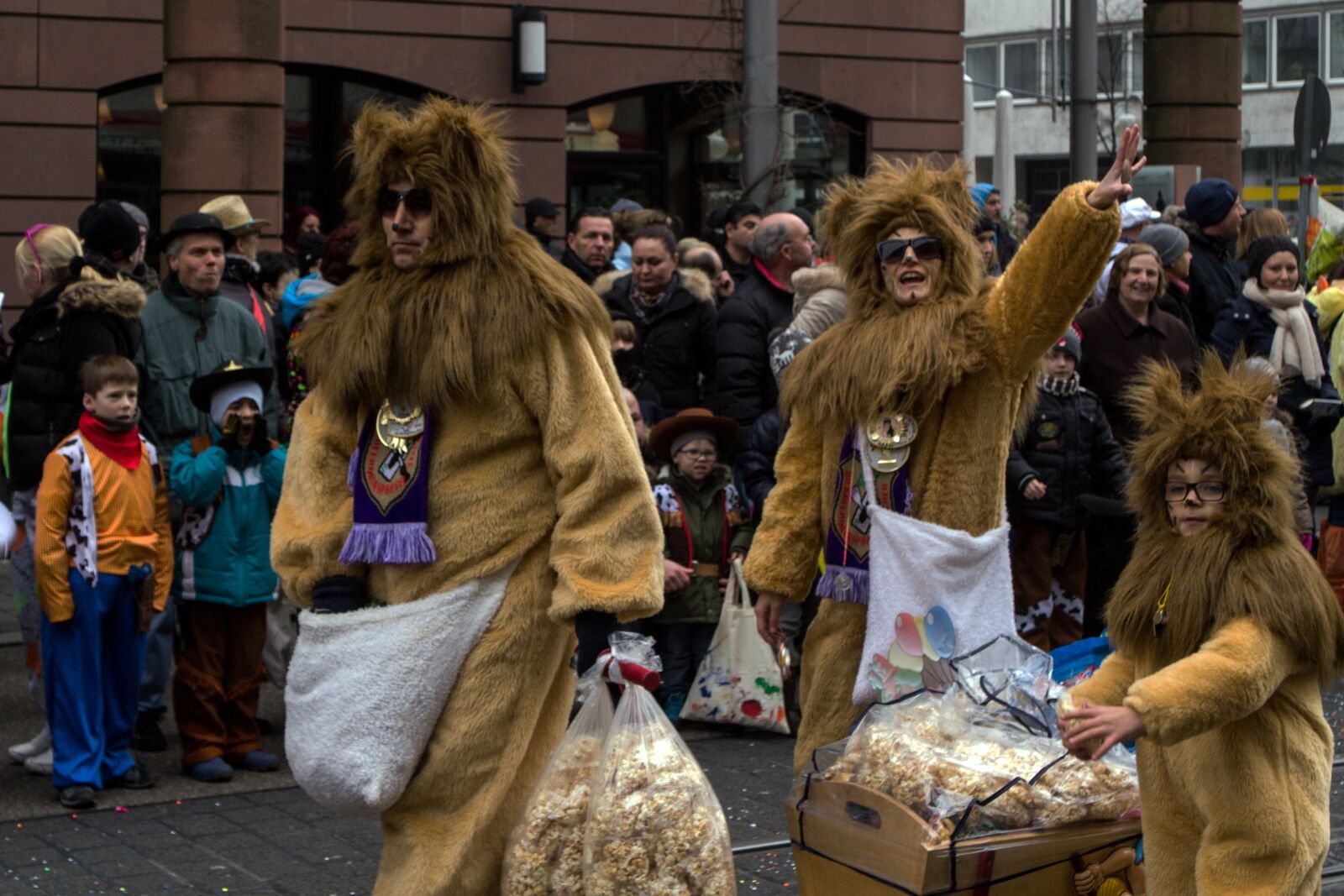 Canon EOS 600D (Rebel EOS T3i / EOS Kiss X5) sample photo. Carnival, move, street carnival photography
