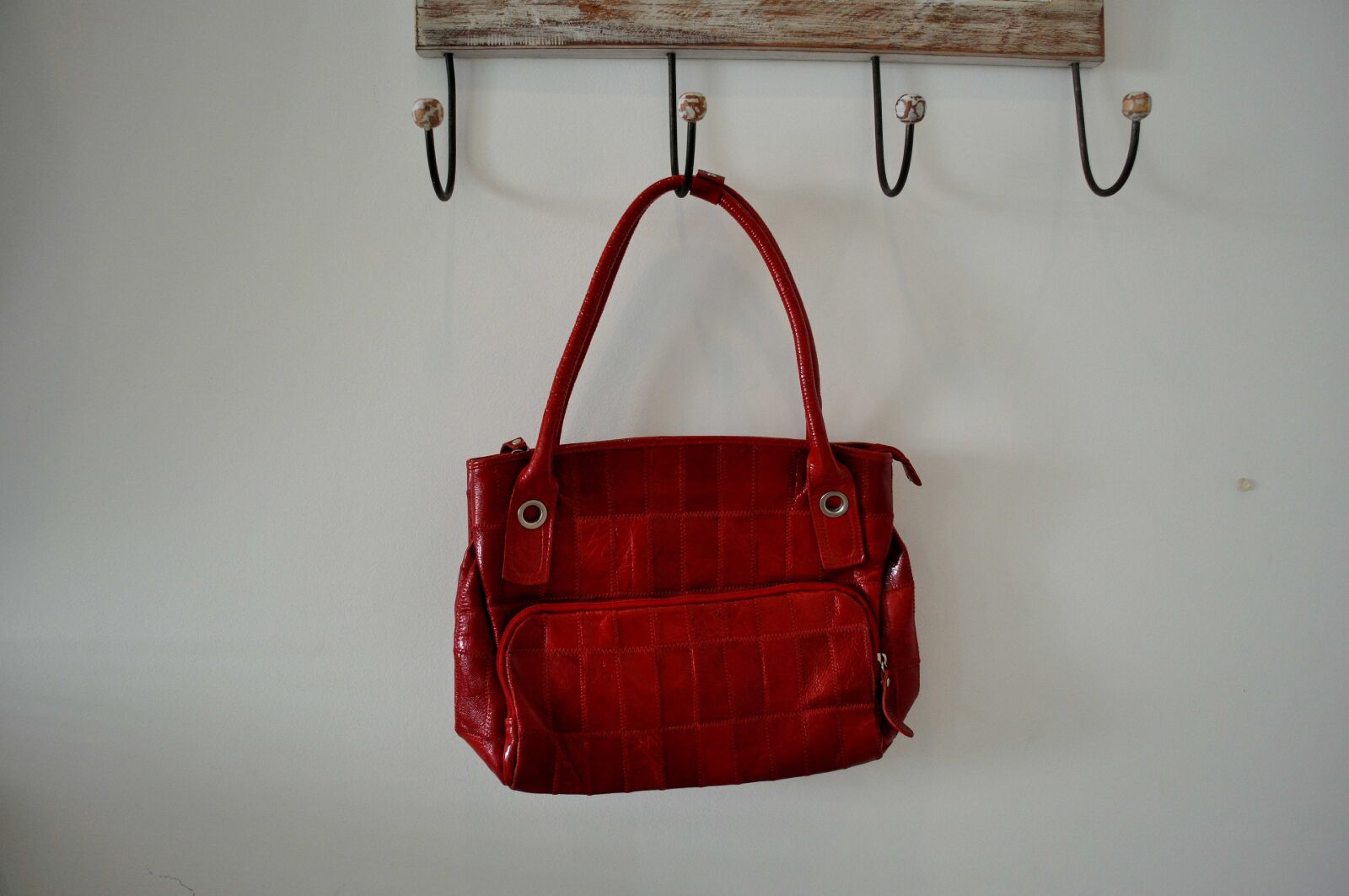 Nikon D5000 sample photo. Woman, red, handbag photography
