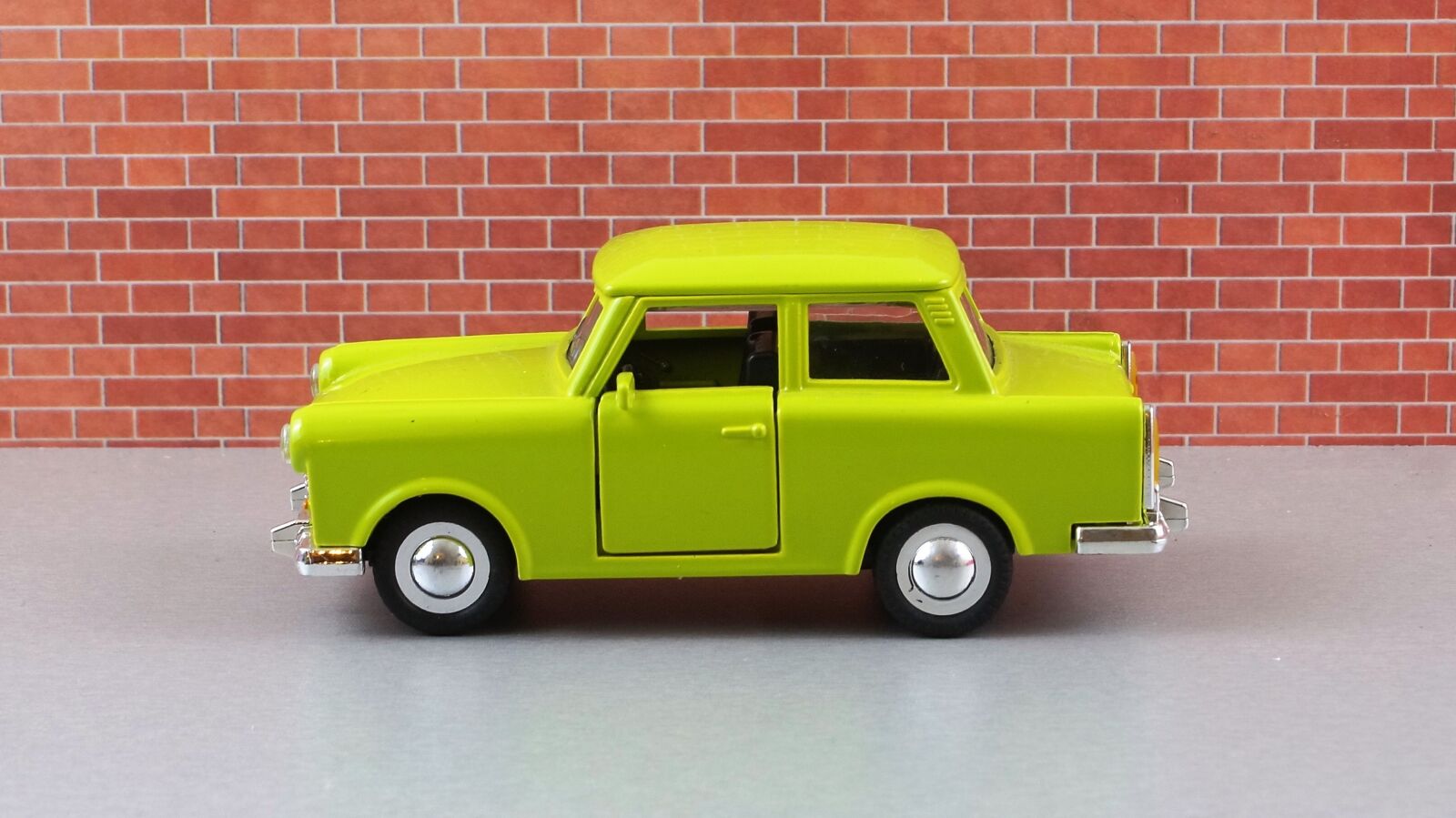Sony DT 18-70mm F3.5-5.6 sample photo. Model car, satellite, auto photography