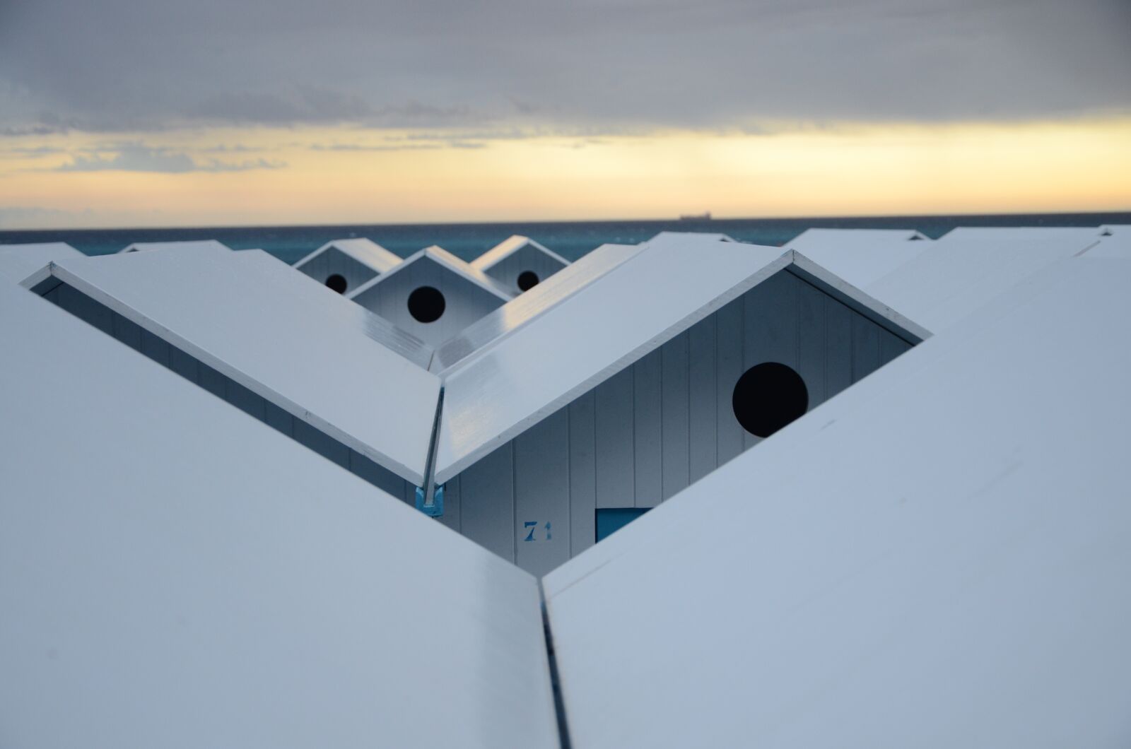 Nikon D5100 sample photo. Restroom, beach, the roofs photography
