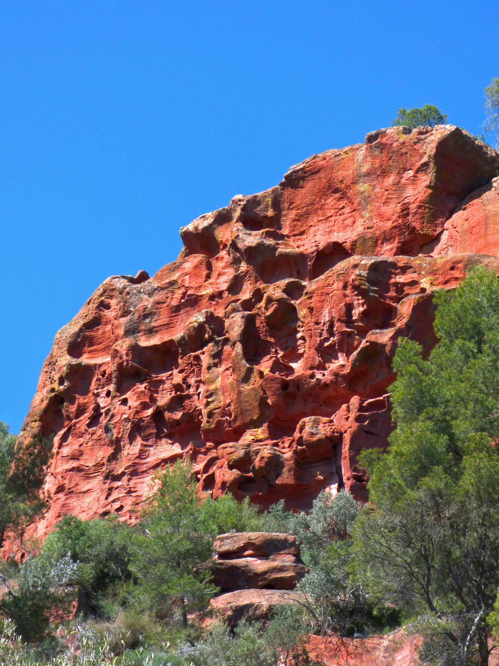 Panasonic Lumix DMC-FZ70 sample photo. Rocks, red sandstone, priorat photography