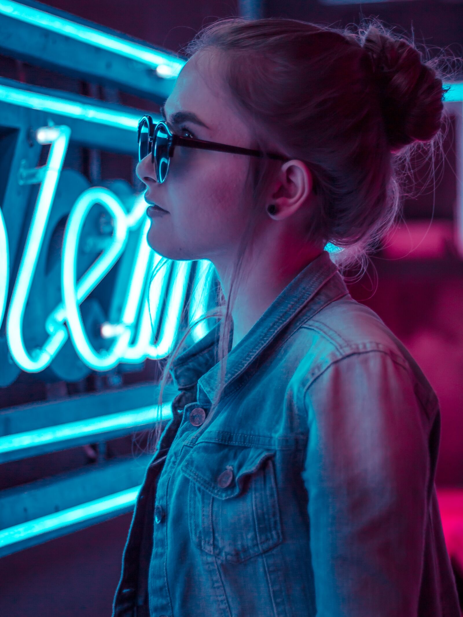 Canon EOS 700D (EOS Rebel T5i / EOS Kiss X7i) + Canon EF 50mm F1.8 STM sample photo. Girl, neon lights, light photography