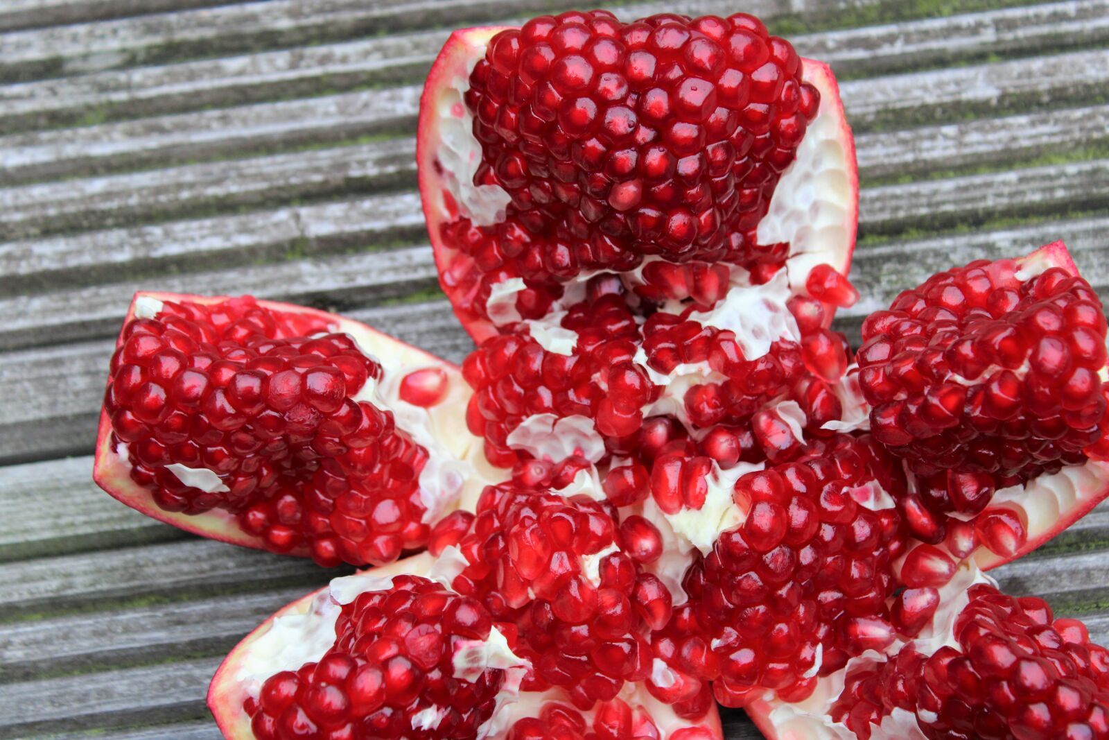 Canon EOS 2000D (EOS Rebel T7 / EOS Kiss X90 / EOS 1500D) sample photo. Pomegranate, exotic fruits, fruits photography
