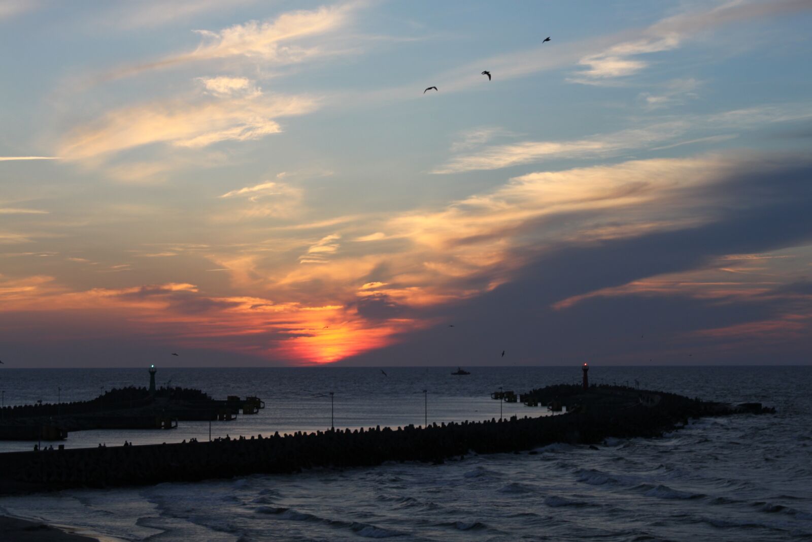 Canon EOS 500D (EOS Rebel T1i / EOS Kiss X3) sample photo. Sea, sunset, holidays photography