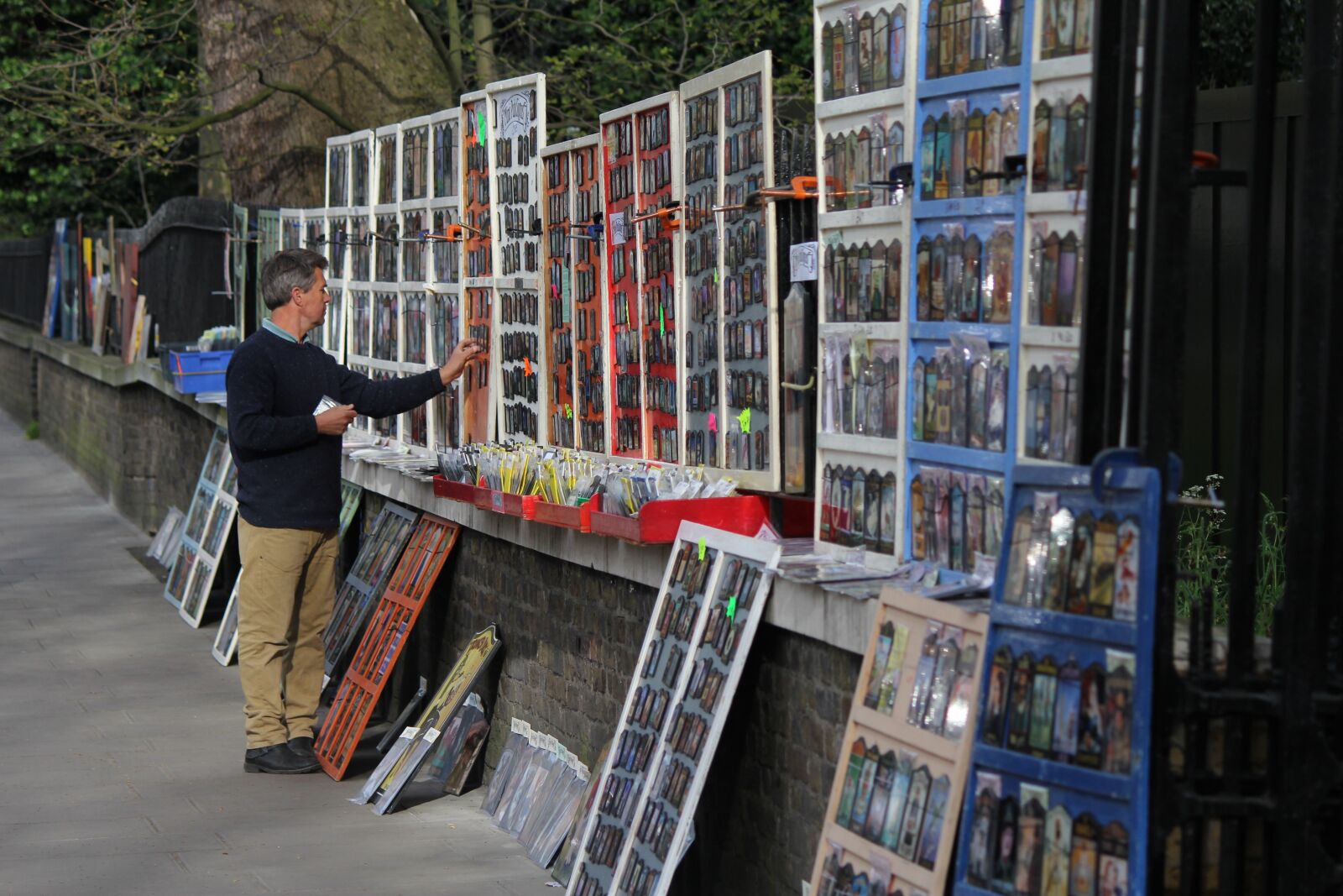 Canon EOS 60D sample photo. Art-buying process, london, park photography