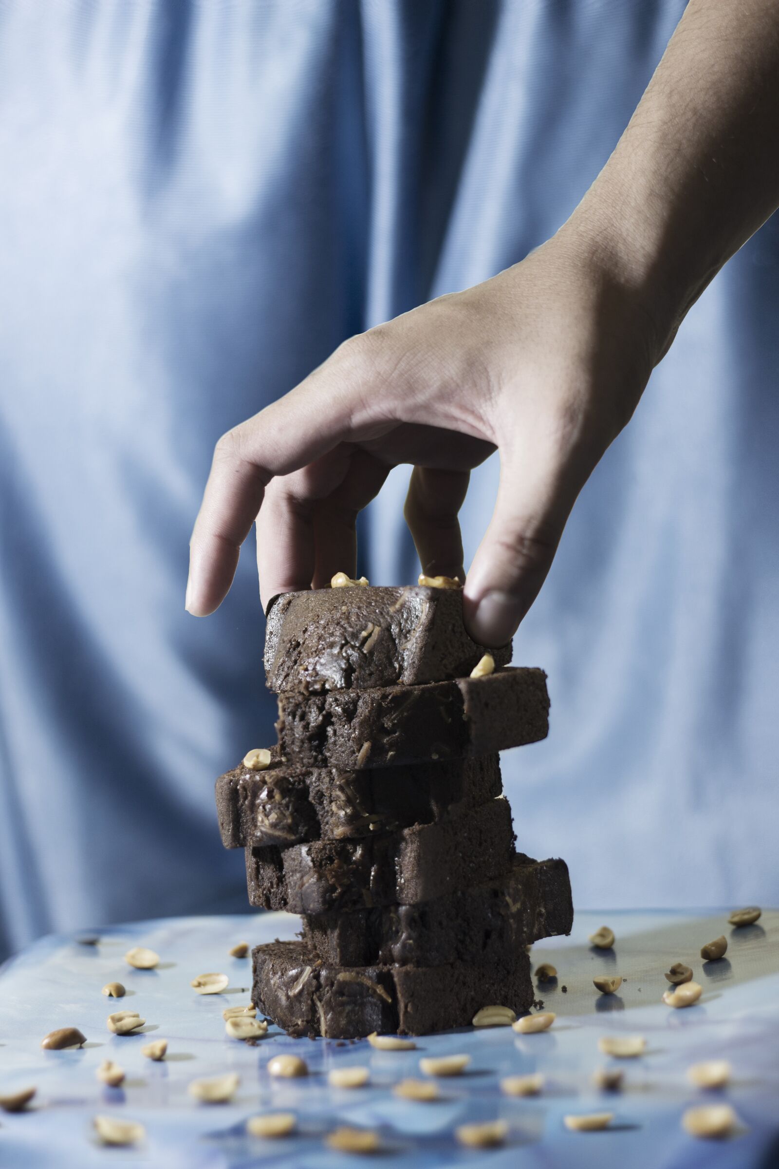 Canon EOS 600D (Rebel EOS T3i / EOS Kiss X5) + Canon EF 50mm F1.8 II sample photo. Brownies, nut, brownie photography