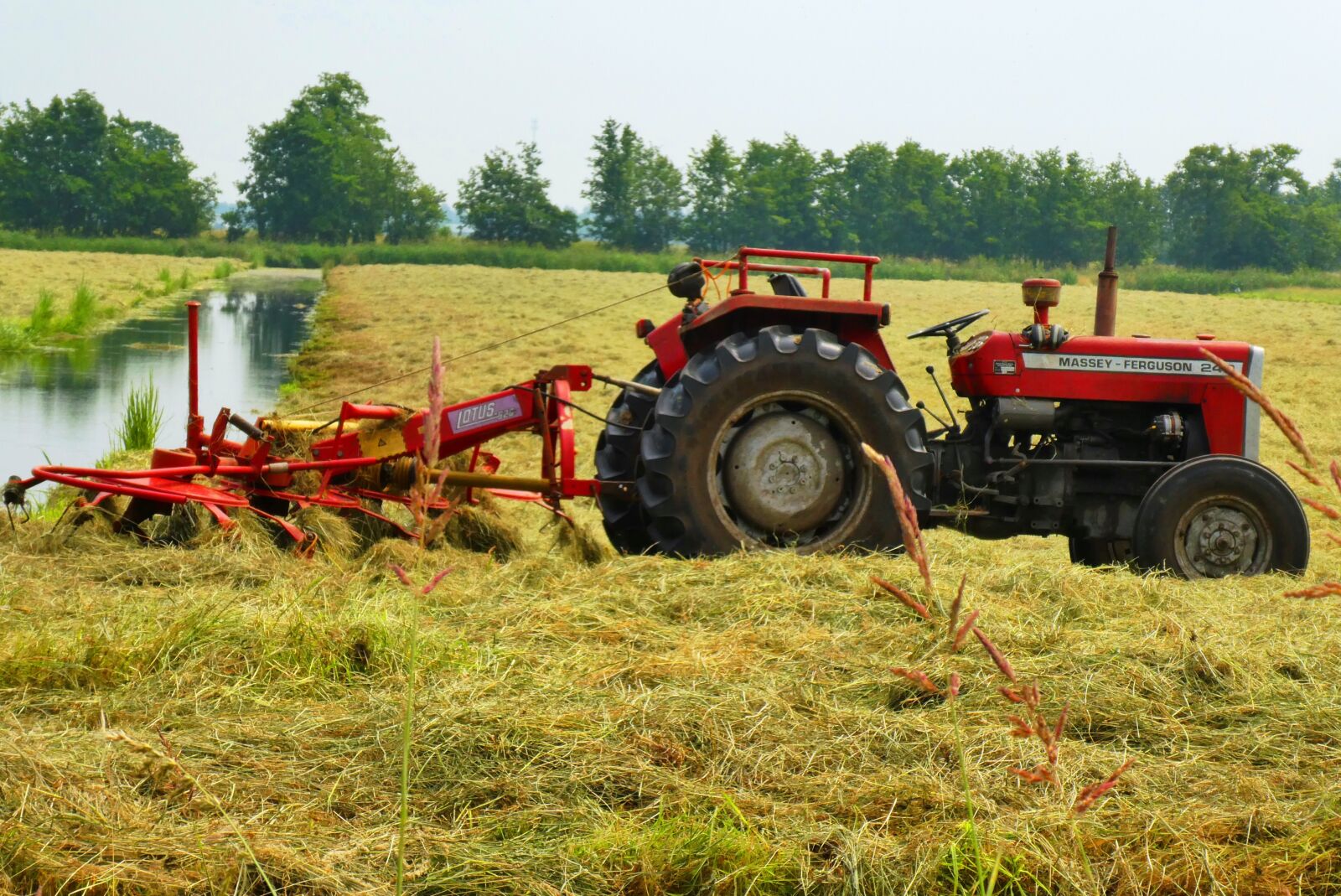 Panasonic Lumix DC-ZS70 (Lumix DC-TZ90) sample photo. Tractor, mowing the grass photography