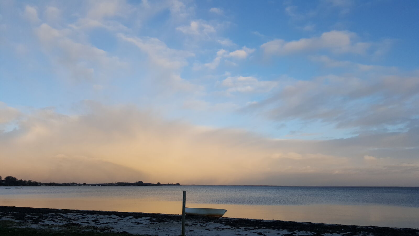 Samsung GALAXY S6 edge sample photo. Beach, boat, clouds, colours photography