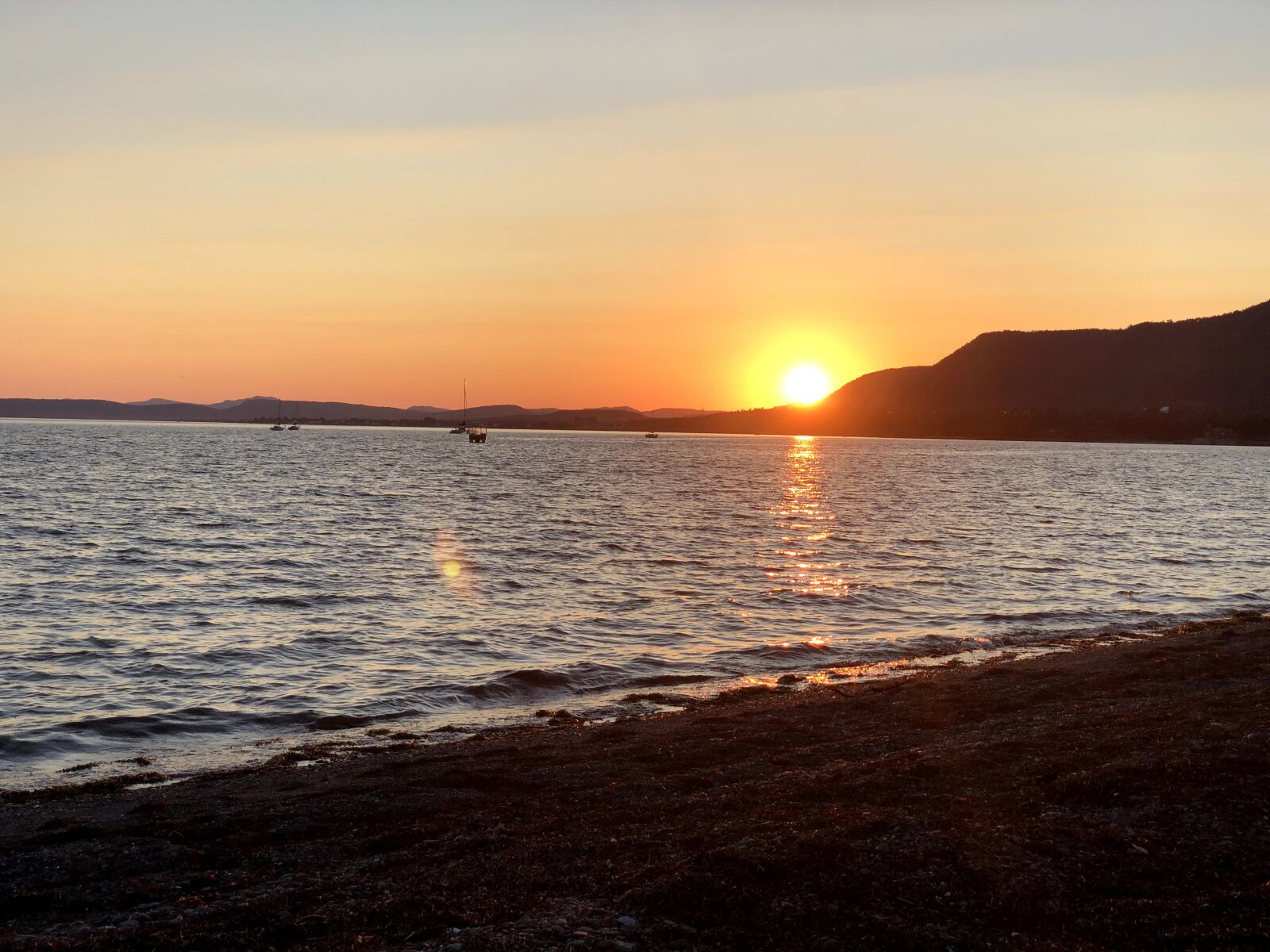 iPhone X back dual camera 6mm f/2.4 sample photo. Sunset, beach, sea photography