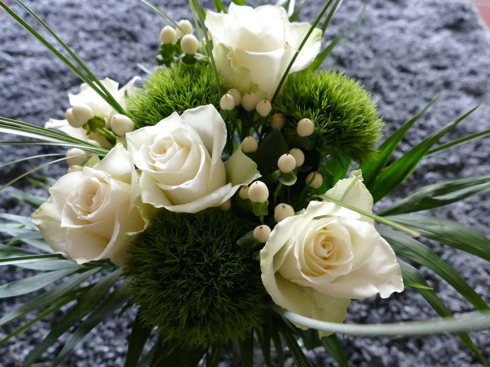 Panasonic Lumix DMC-FZ1000 sample photo. Green trick, white roses photography