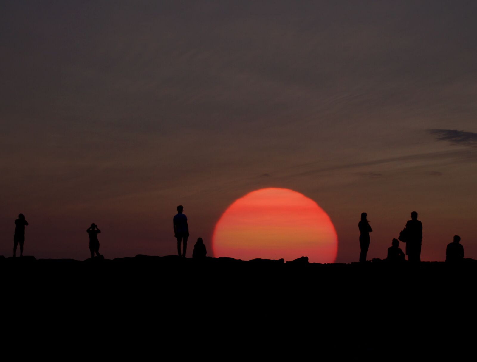 Canon EOS 700D (EOS Rebel T5i / EOS Kiss X7i) sample photo. Sunrise, people, shadows photography