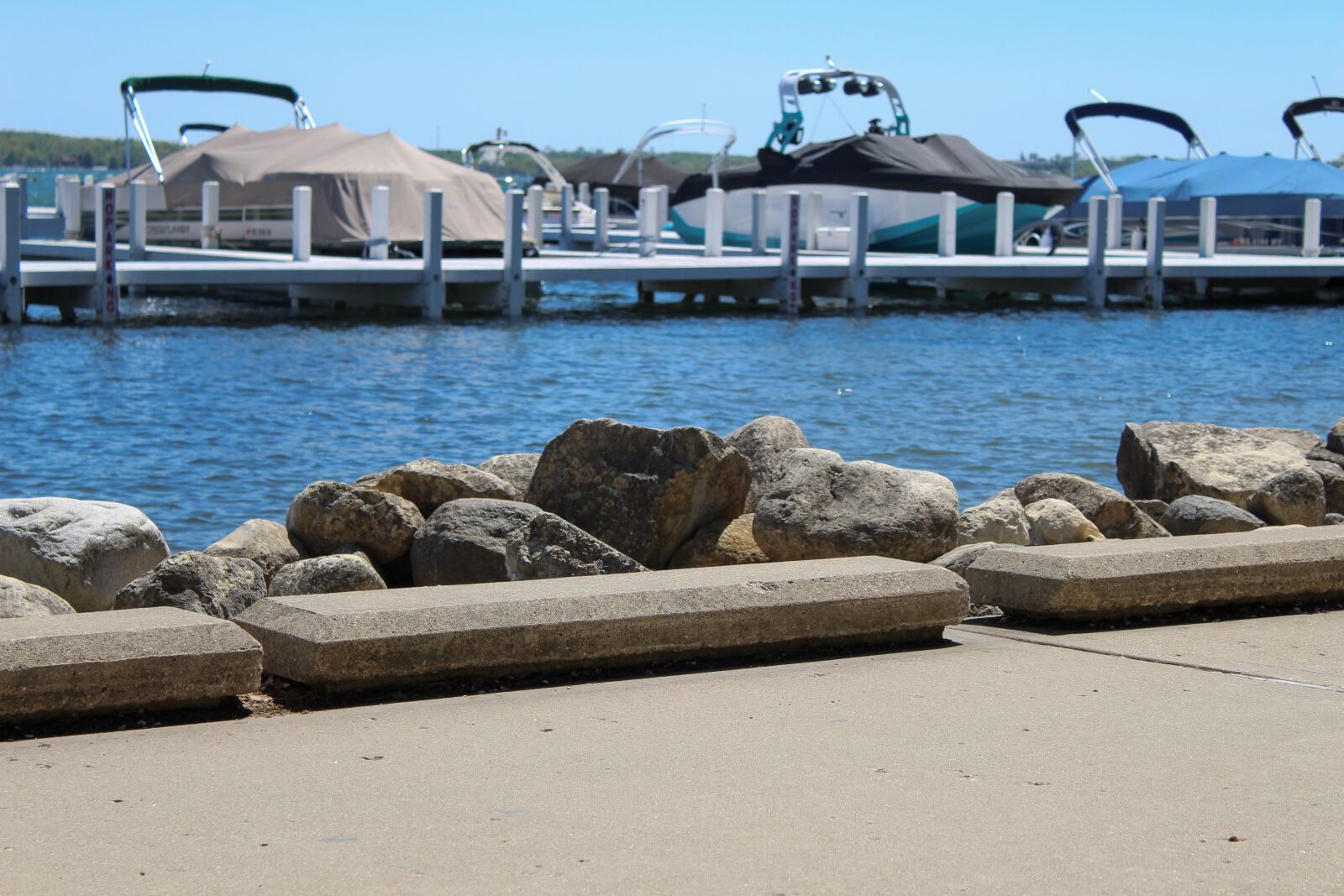 Canon EOS 1300D (EOS Rebel T6 / EOS Kiss X80) sample photo. Boat, boats, water photography