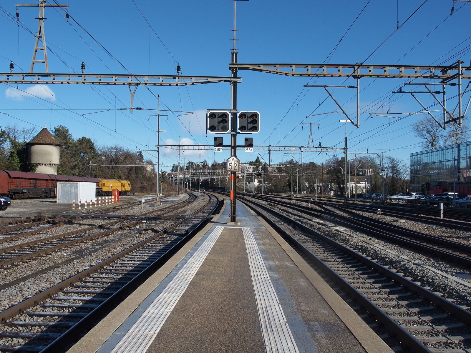 Olympus STYLUS1,1s sample photo. Nyon, olympus, platform, train photography