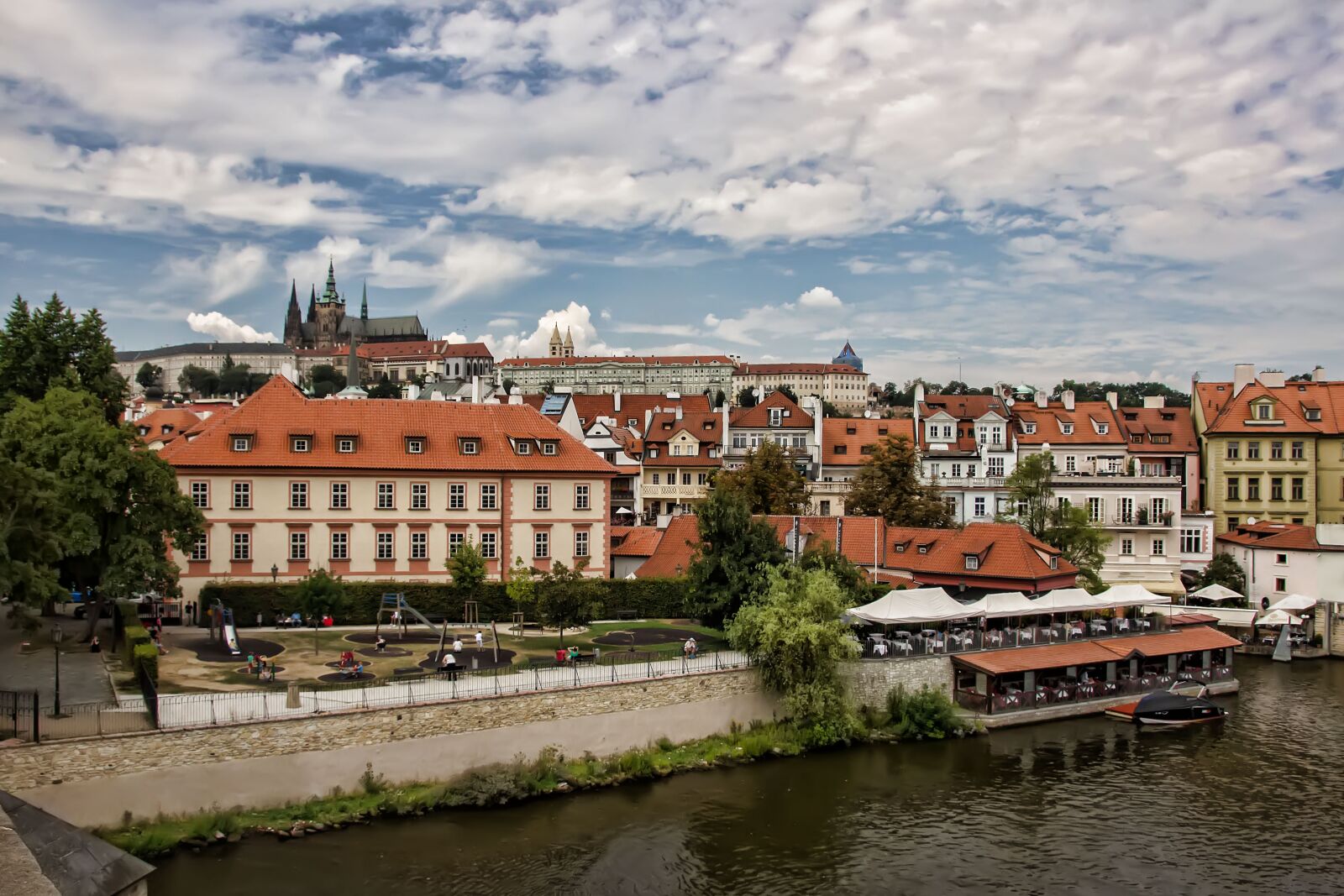Canon EOS 600D (Rebel EOS T3i / EOS Kiss X5) sample photo. Prague, castle, historically photography