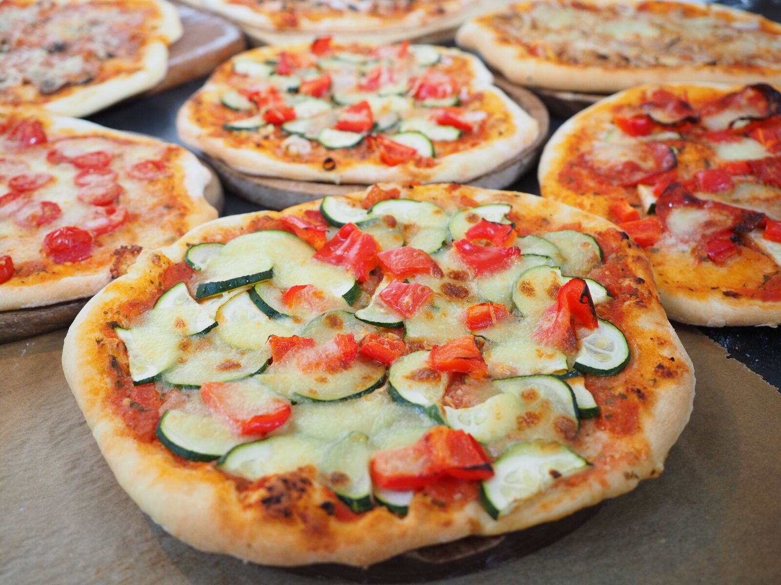 Olympus OM-D E-M1 + Olympus M.Zuiko Digital ED 12-40mm F2.8 Pro sample photo. Wood fired pizzas, pizza photography