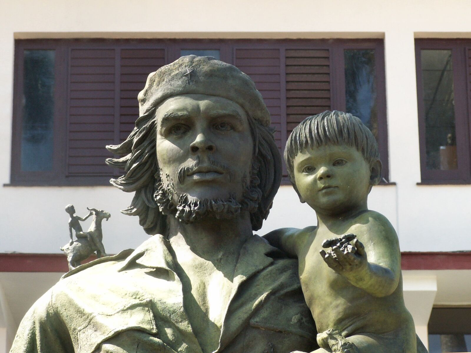 KONICA MINOLTA DiMAGE Z3 sample photo. Che guavarra, statue, mausoleum photography