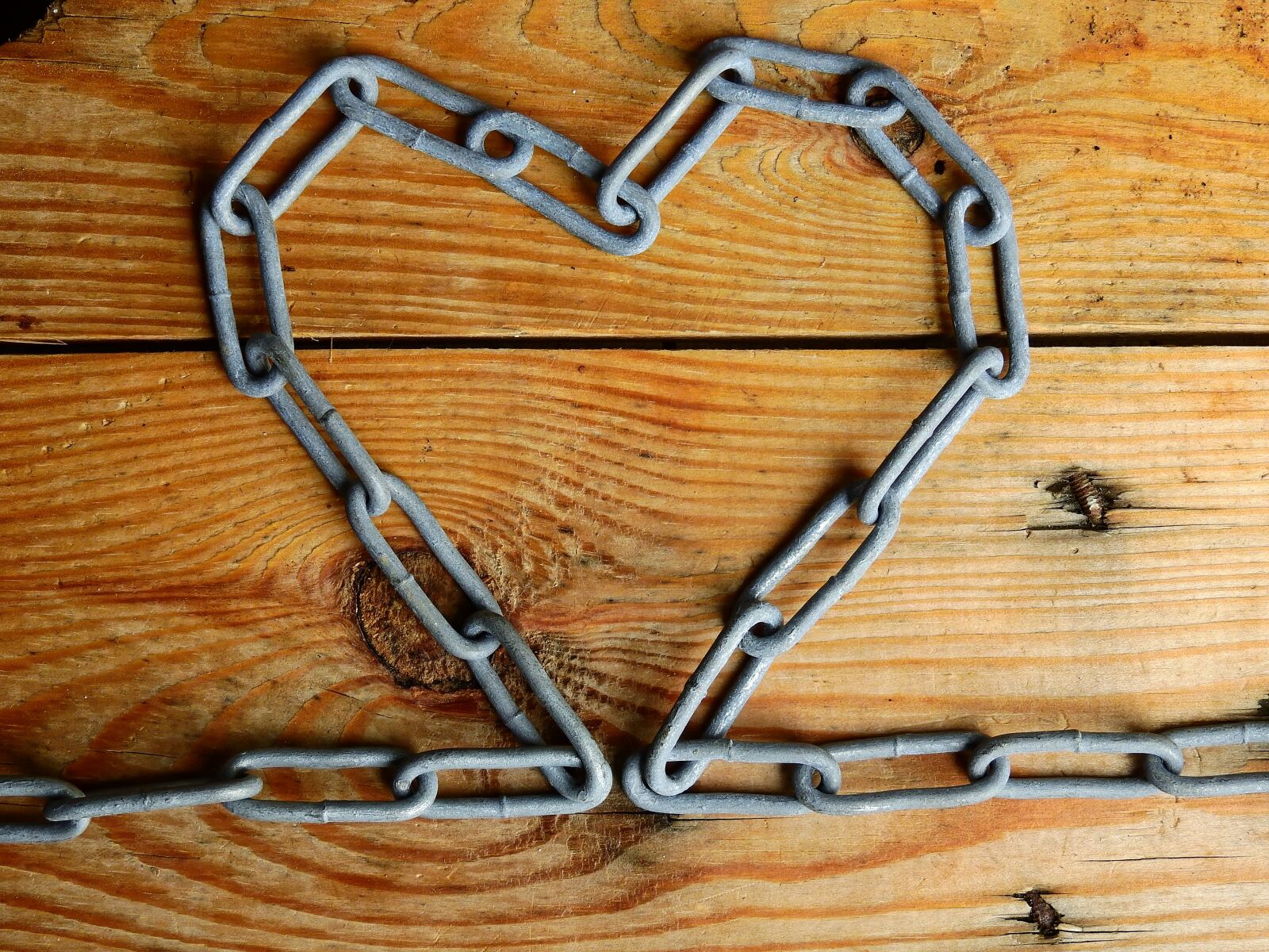 Nikon Coolpix P900 sample photo. Loop, chain, wood photography