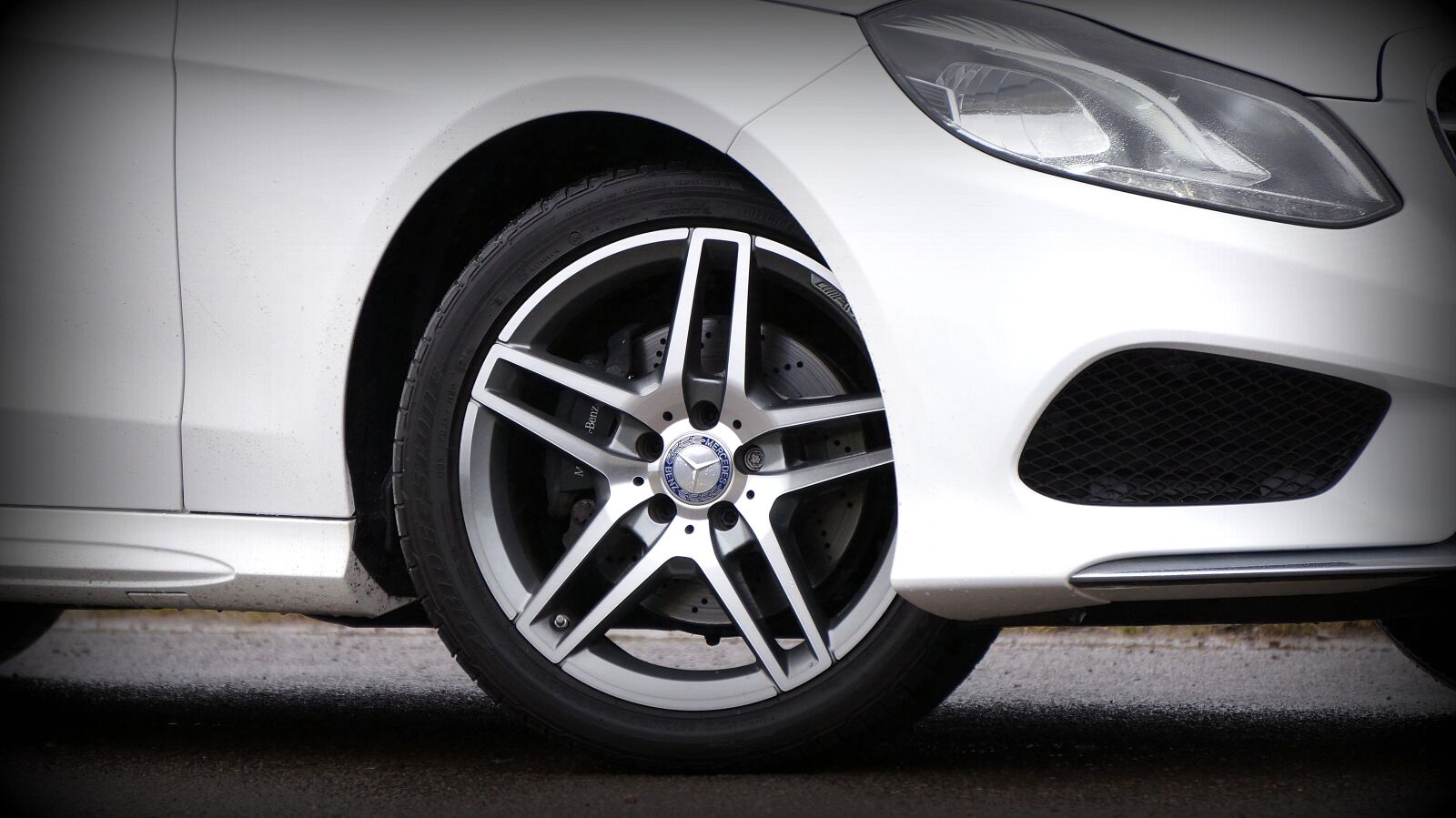 Sony Alpha NEX-5N + Sony E 55-210mm F4.5-6.3 OSS sample photo. Mercedes-benz, car, transport photography