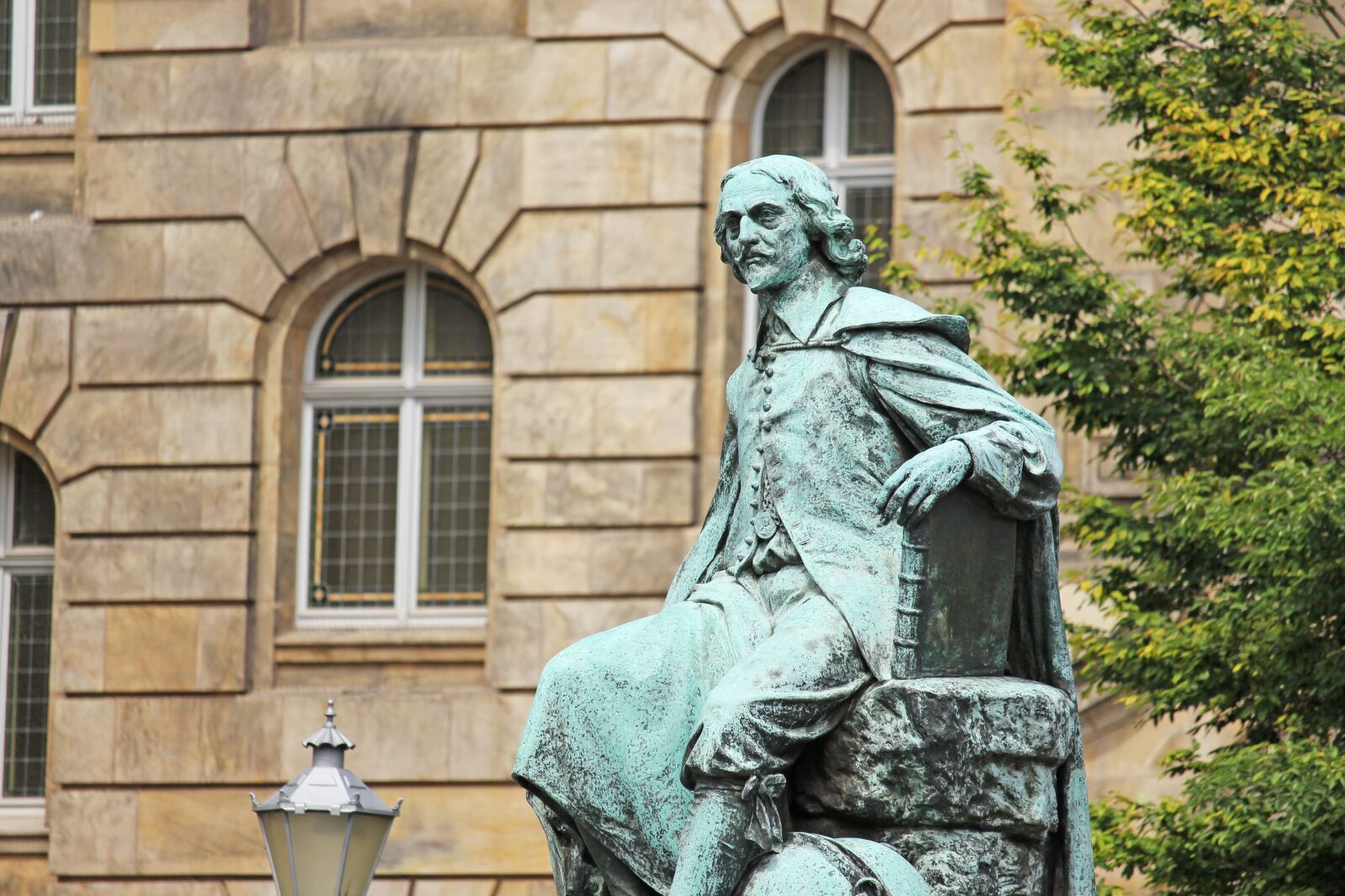 Canon EF-S 55-250mm F4-5.6 IS STM sample photo. Otto of guericke, monument photography
