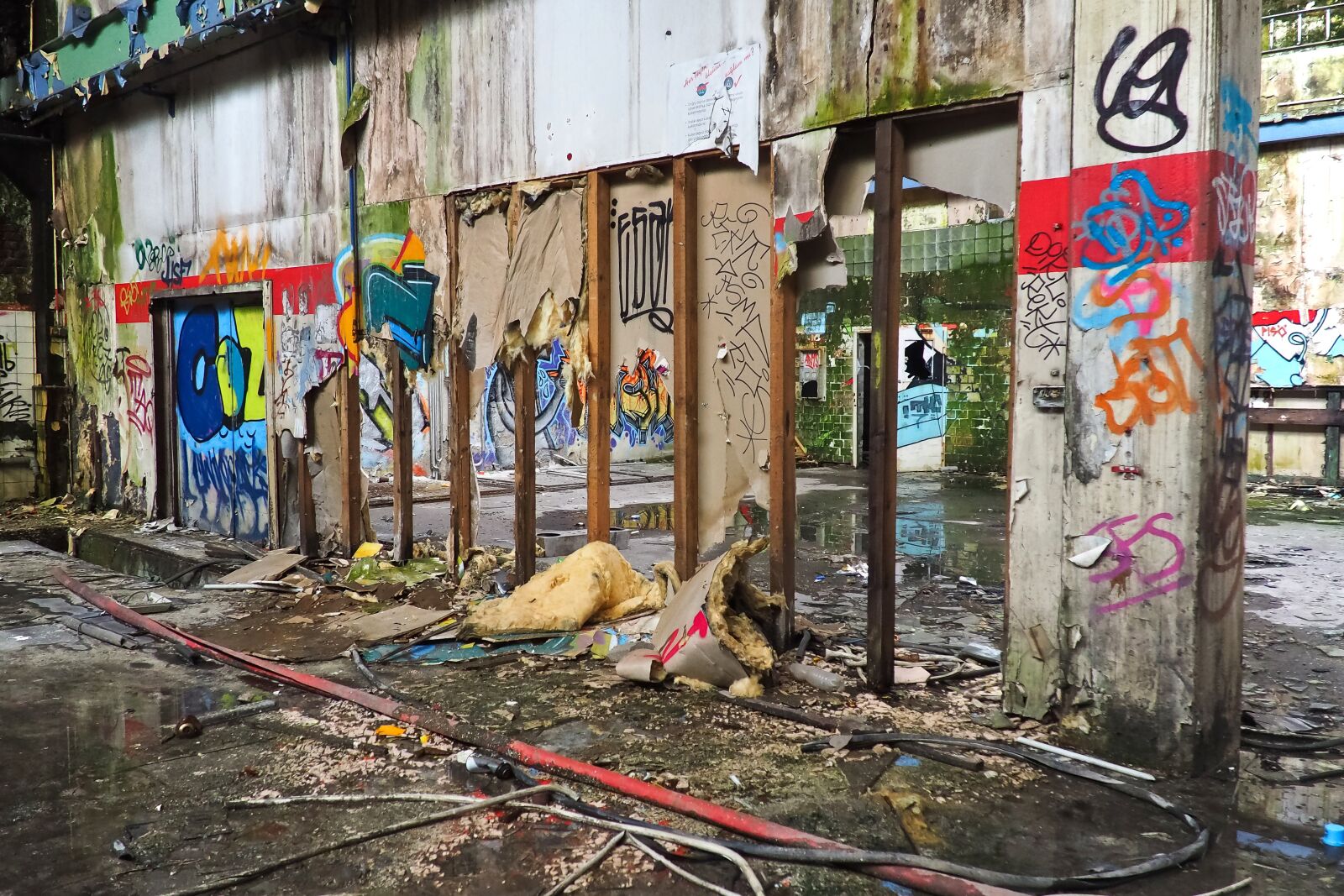 Olympus OM-D E-M10 sample photo. Lost places, rooms, abandoned photography