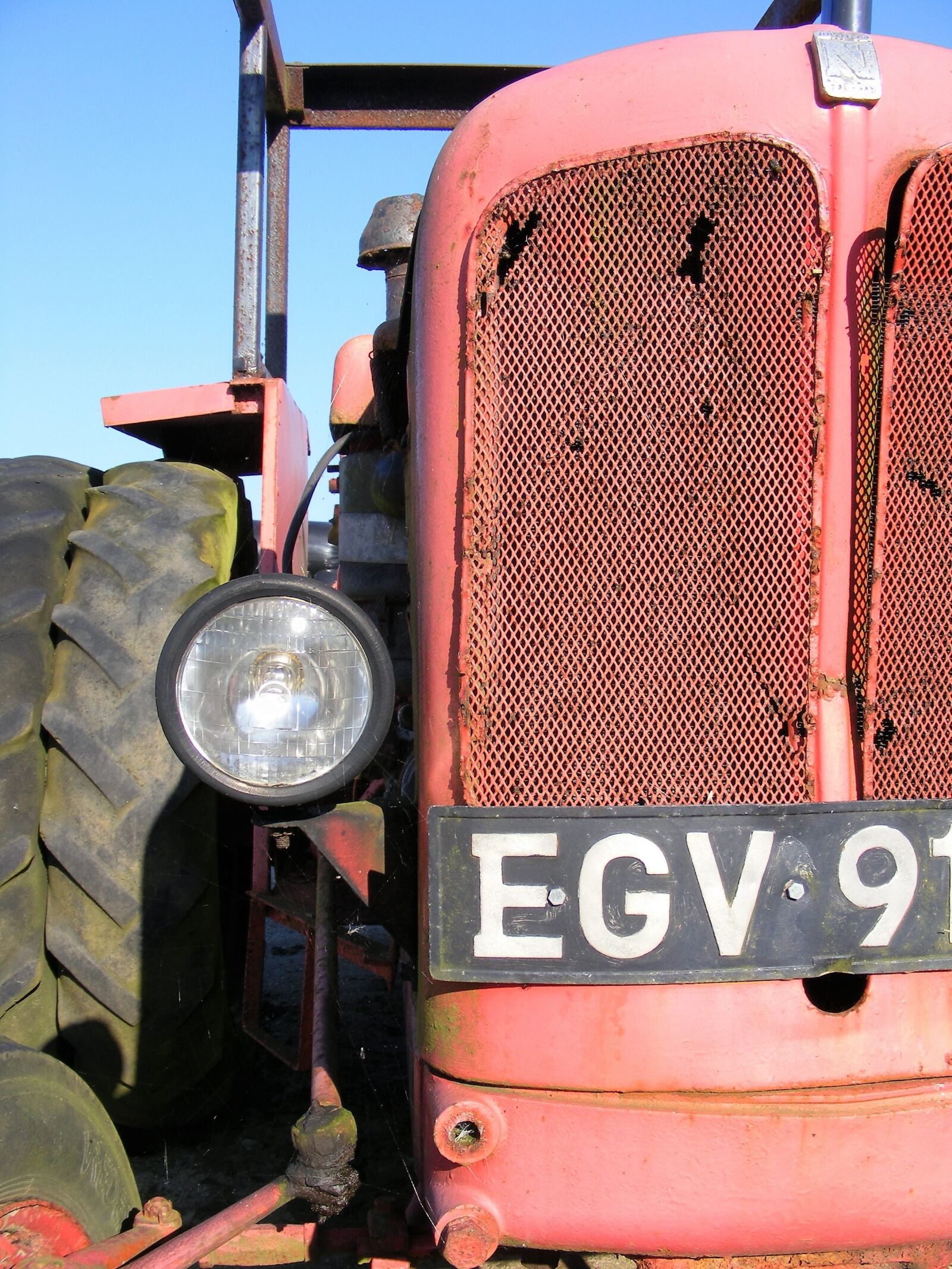 Fujifilm FinePix S5700 S700 sample photo. Tractor, vintage, rust photography