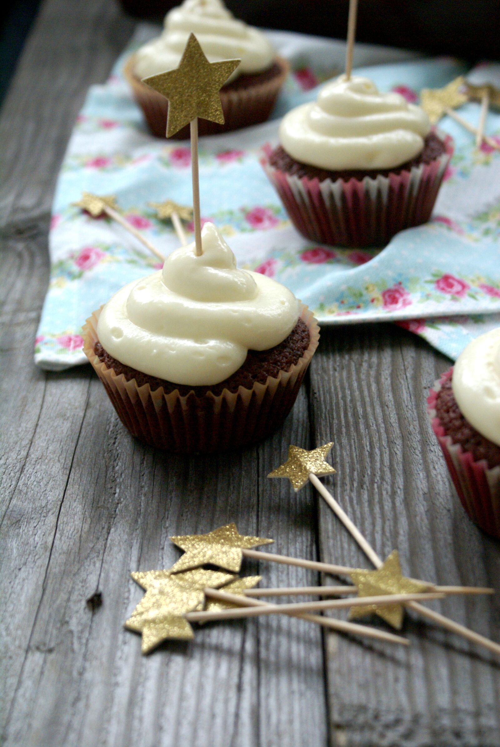 Sony Alpha DSLR-A100 sample photo. Cupcakes, golden stars, stars photography