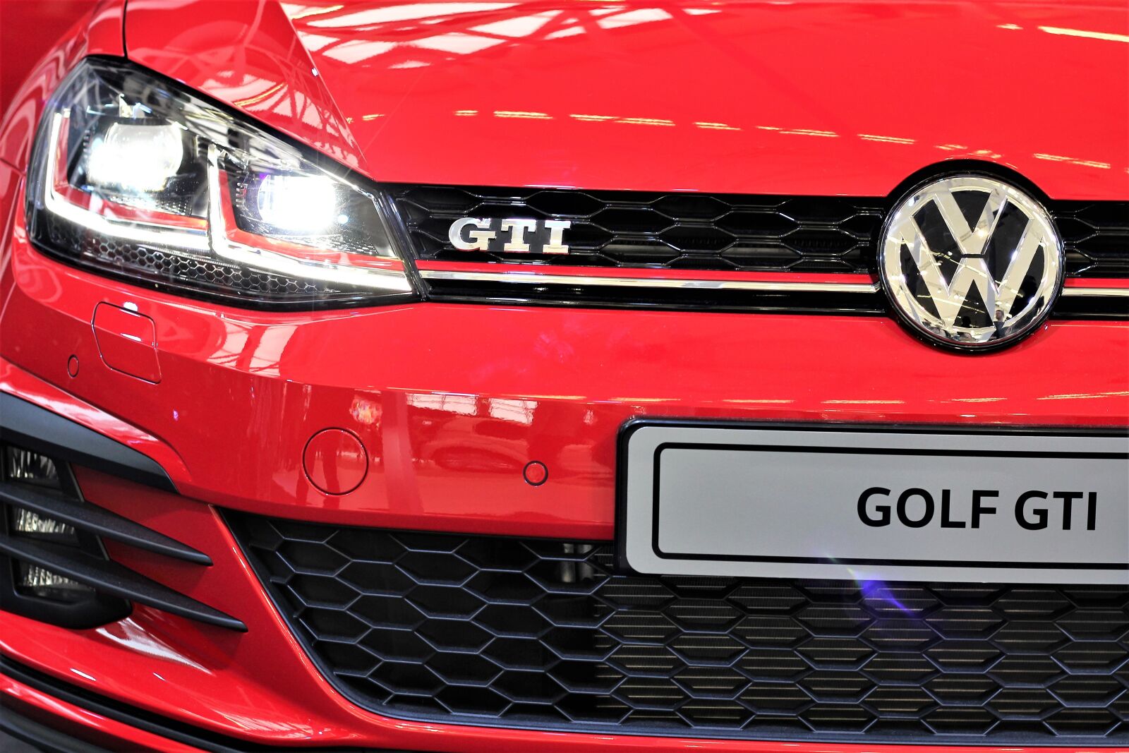 Canon EOS 600D (Rebel EOS T3i / EOS Kiss X5) + Canon EF 50mm F1.8 II sample photo. Car, volkswagen golf gti photography