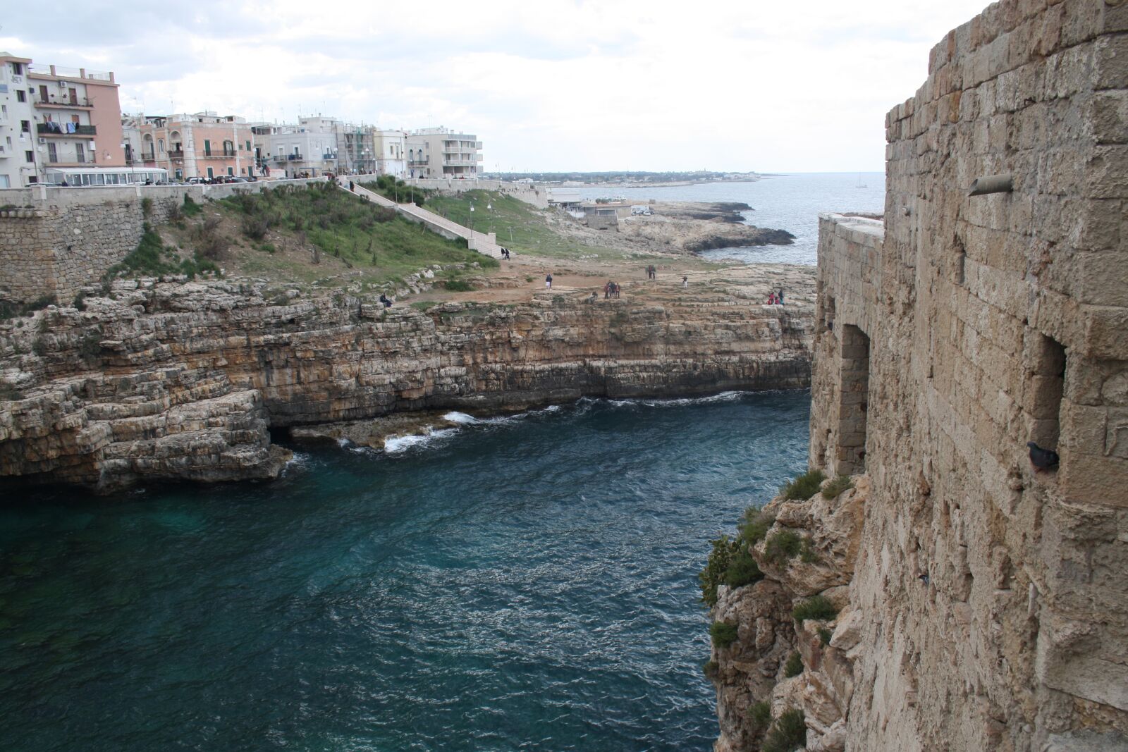 Canon EOS 1000D (EOS Digital Rebel XS / EOS Kiss F) sample photo. Polignano, glimpse, italy photography