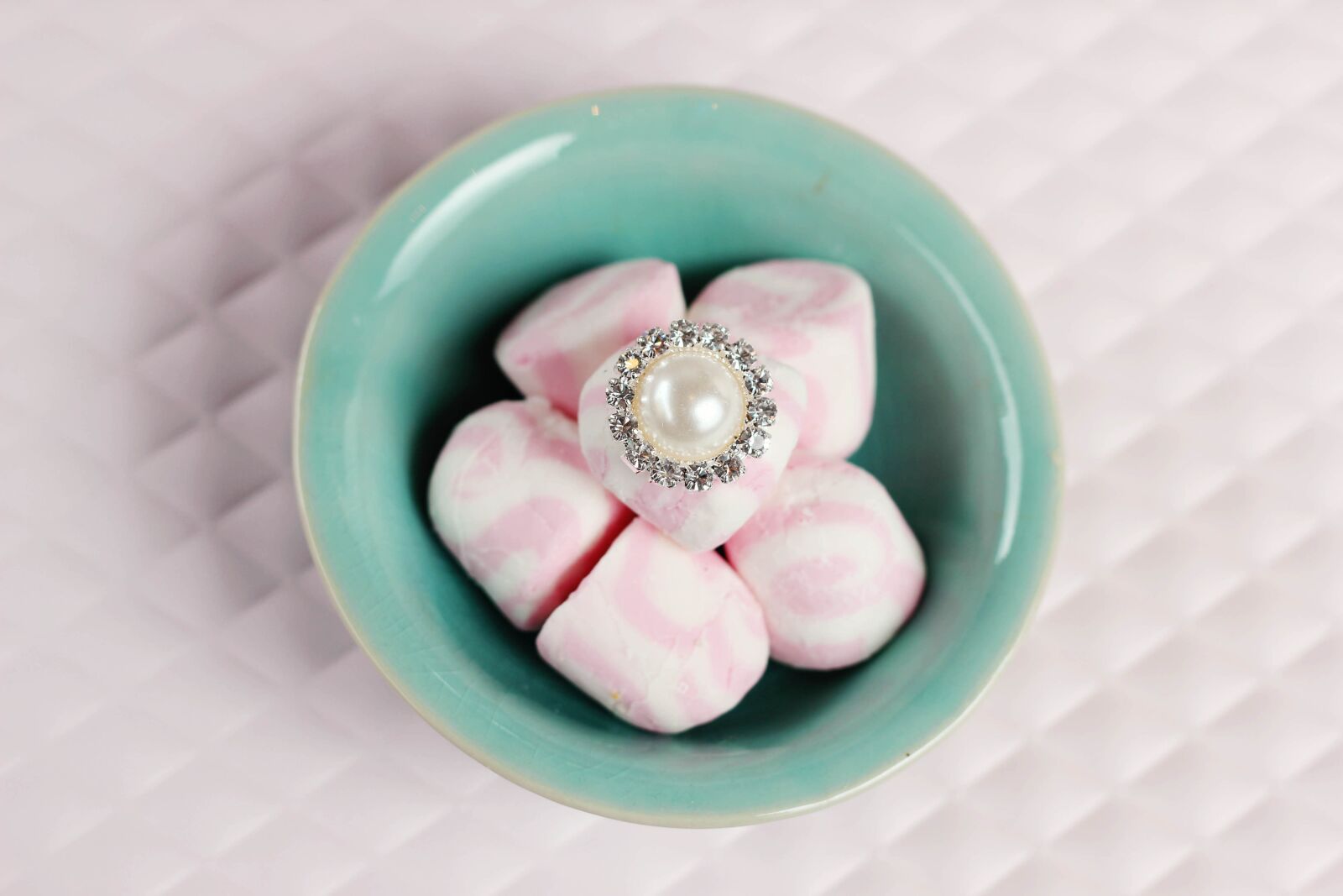 Canon EOS 60D + Canon EF 50mm F1.8 II sample photo. Pearl, marshmallows, pretty photography