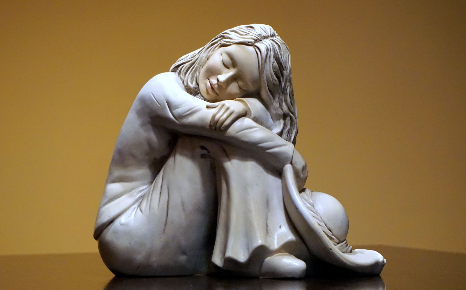 Sony E 55-210mm F4.5-6.3 OSS sample photo. Statue, girl, plaster photography