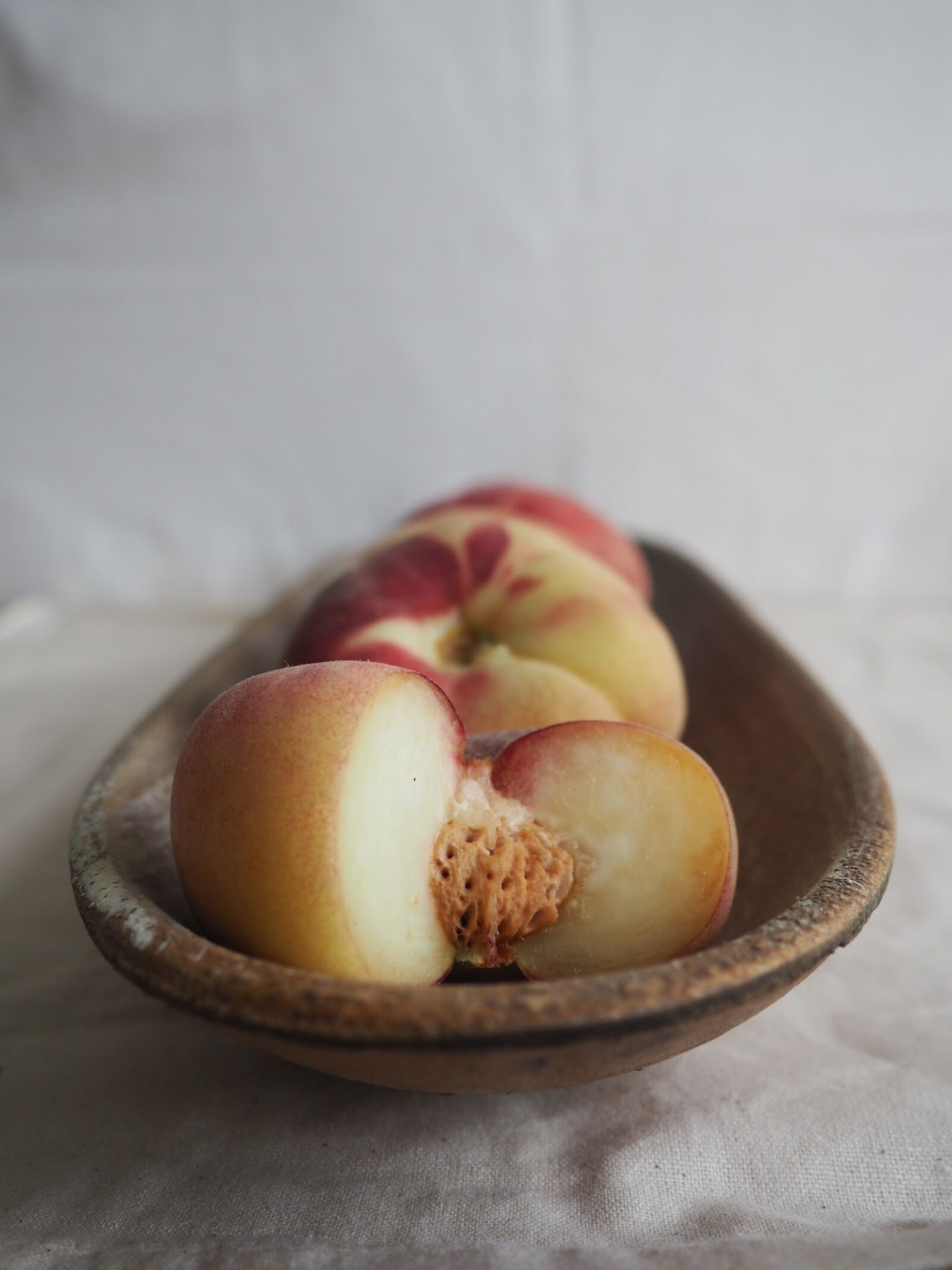 Olympus PEN E-PL7 sample photo. Peach, flat peach, fruit photography