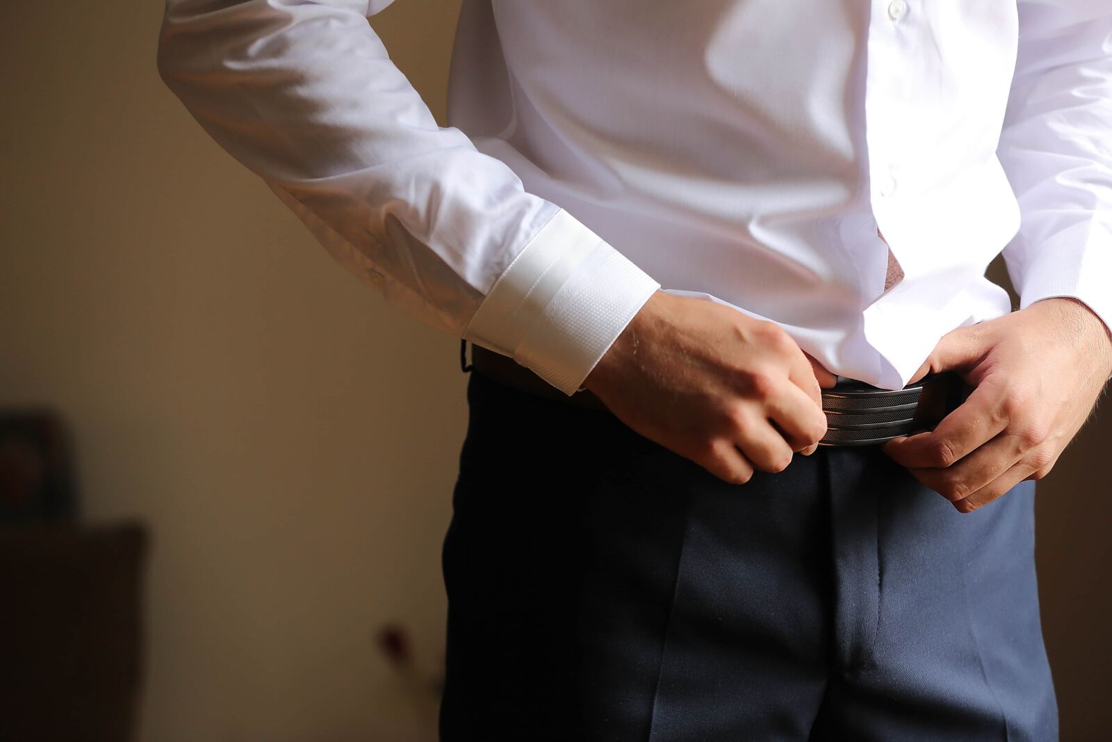 Canon EF 70-200mm F2.8L IS II USM sample photo. Businessman, belt, buckle, pants photography