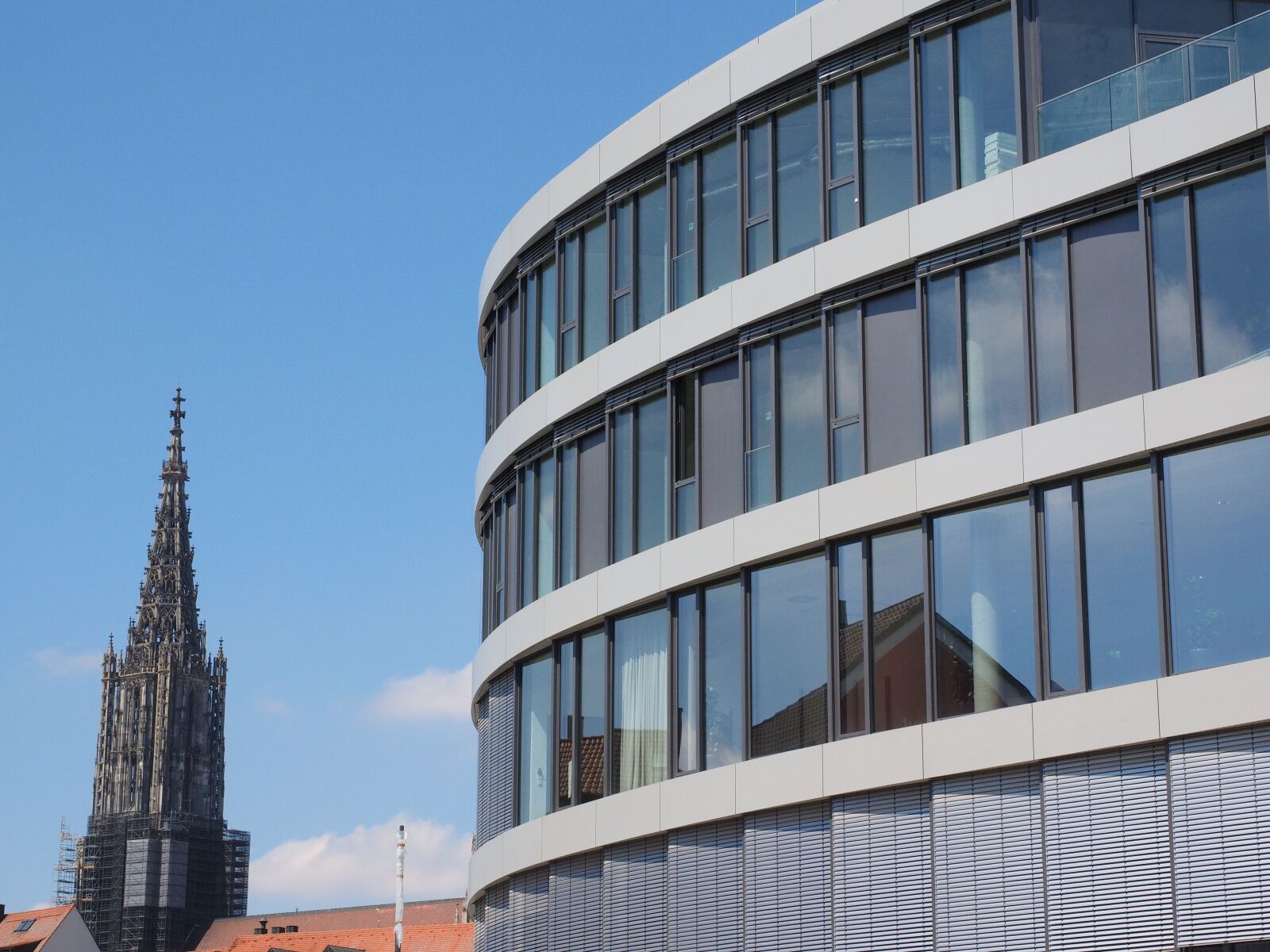 Olympus OM-D E-M1 + Olympus M.Zuiko Digital ED 12-40mm F2.8 Pro sample photo. Ulm cathedral, building, glass photography
