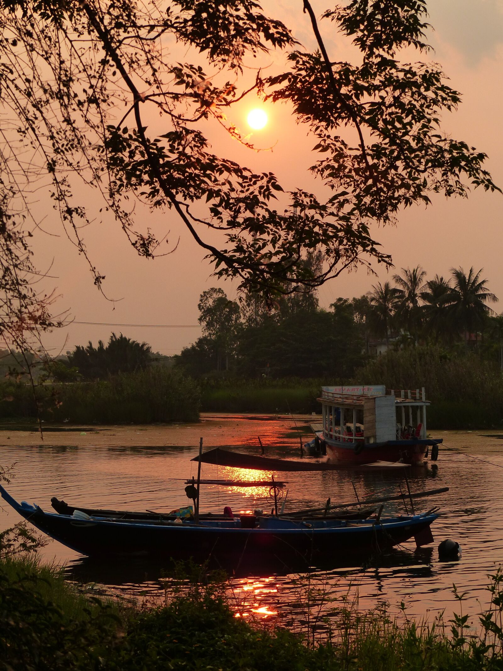 Panasonic Lumix DMC-FZ200 sample photo. Vietnam, sunset, boat photography