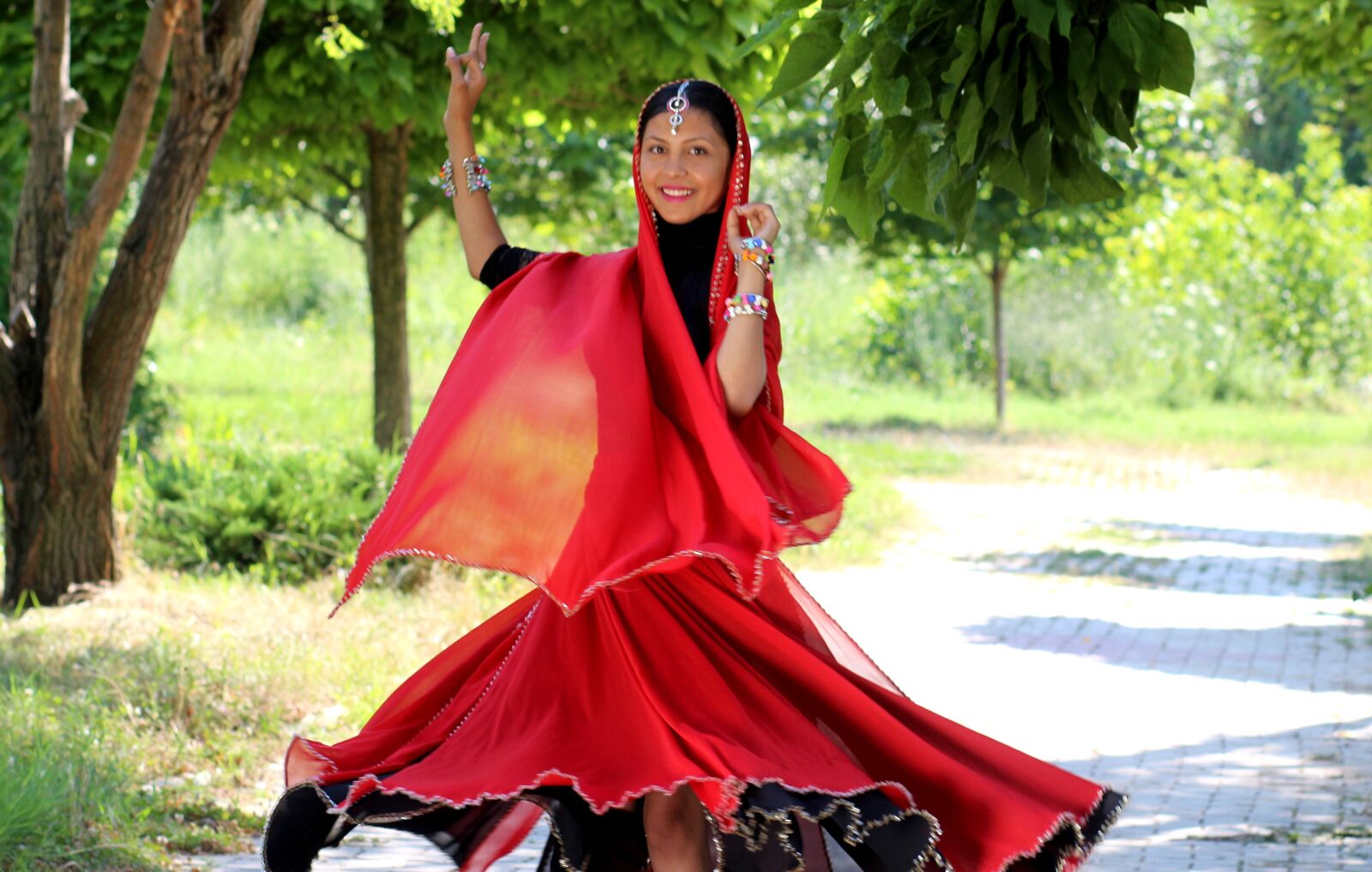 Canon EOS 700D (EOS Rebel T5i / EOS Kiss X7i) + Canon EF 85mm F1.8 USM sample photo. Girl, indian, dance photography
