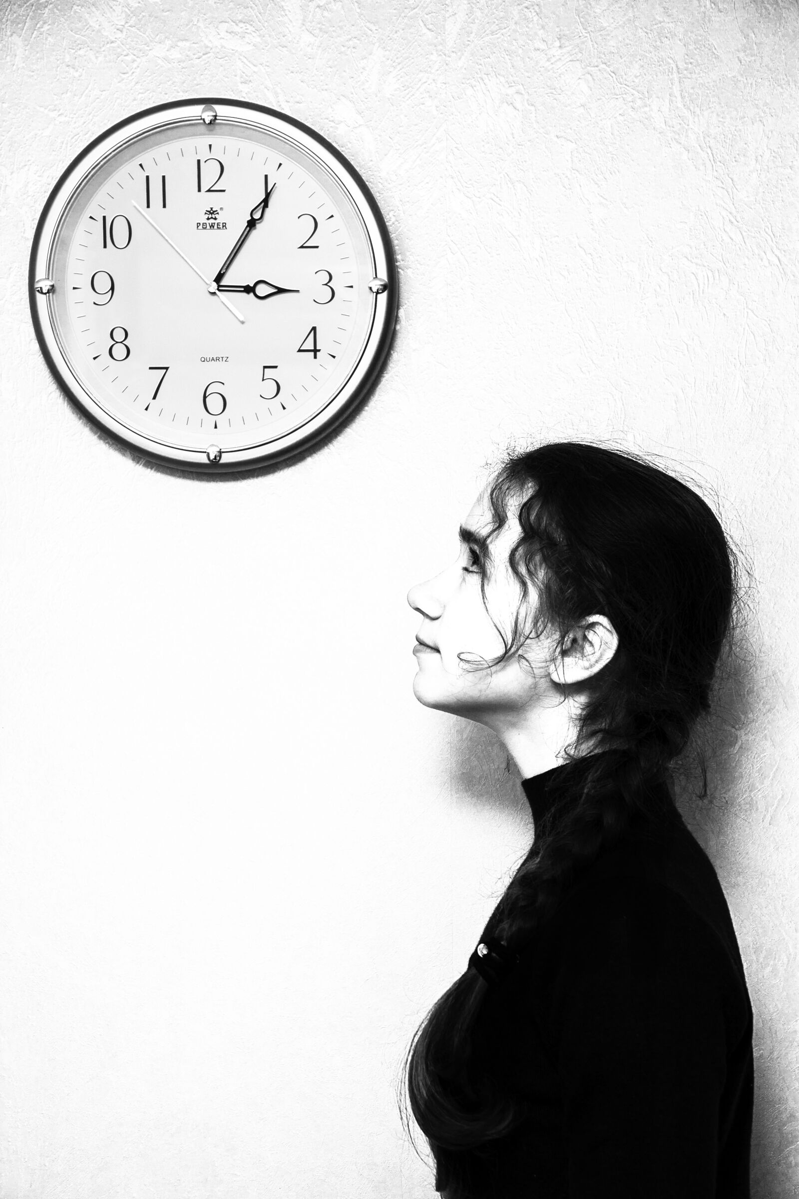 Canon EF-S 18-135mm F3.5-5.6 IS sample photo. Girl, clock, person photography