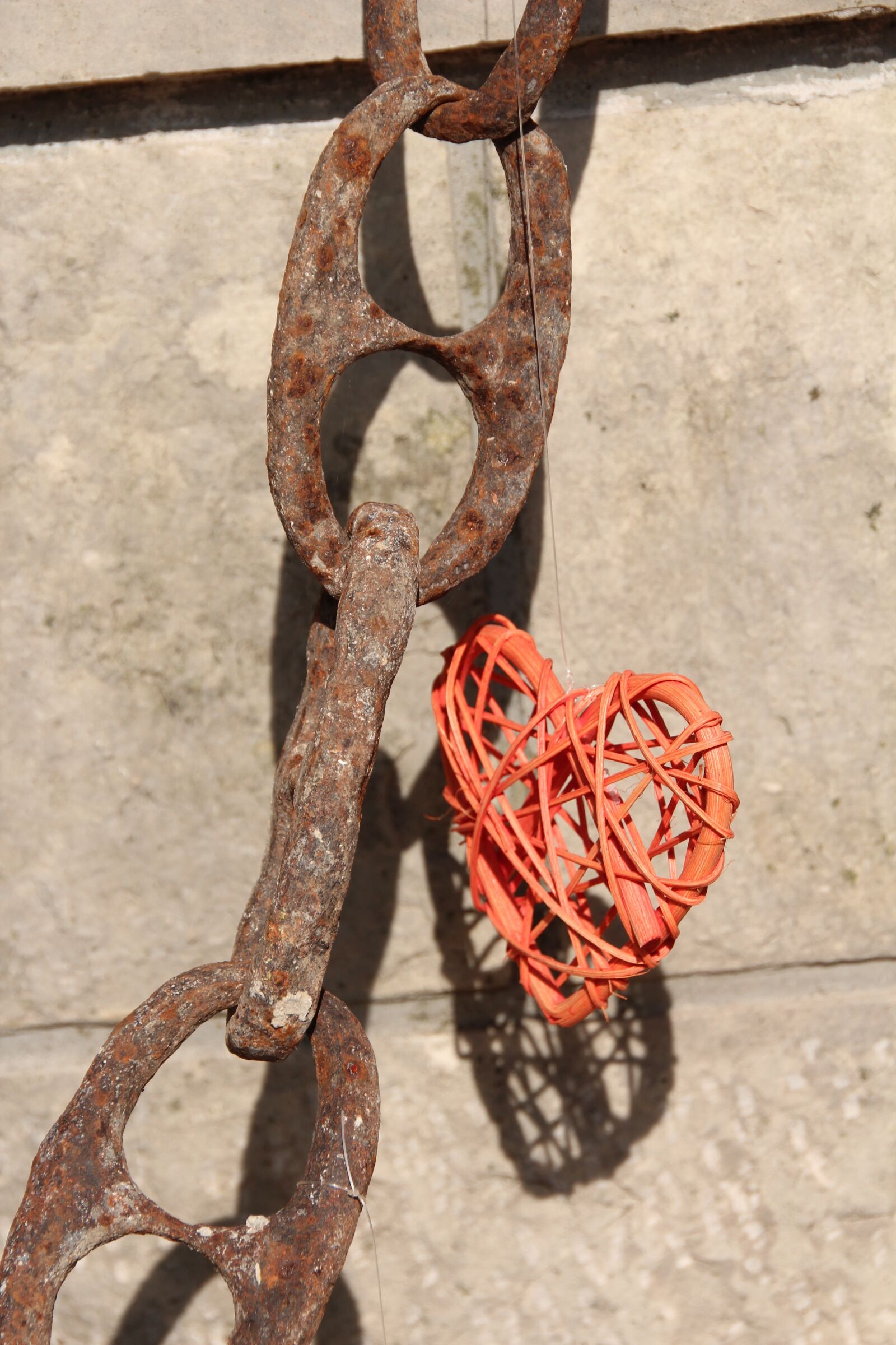 Canon EOS 600D (Rebel EOS T3i / EOS Kiss X5) sample photo. Chain, heart, rust photography