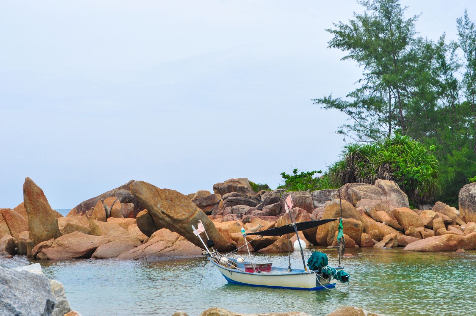 Nikon D5000 sample photo. Beach, boat, sea photography