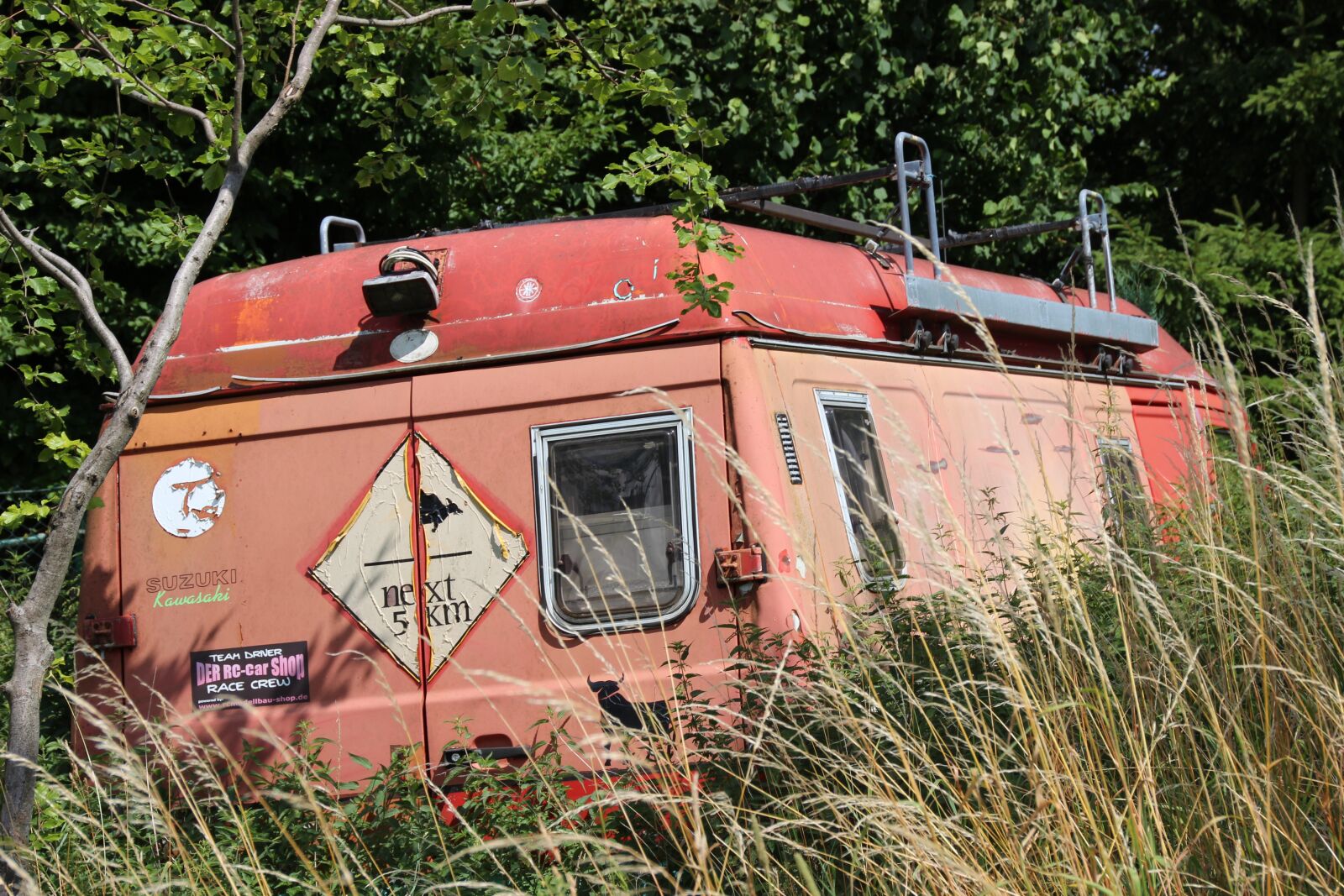 Canon EOS 600D (Rebel EOS T3i / EOS Kiss X5) sample photo. Oldtimer, transporter, scrap car photography
