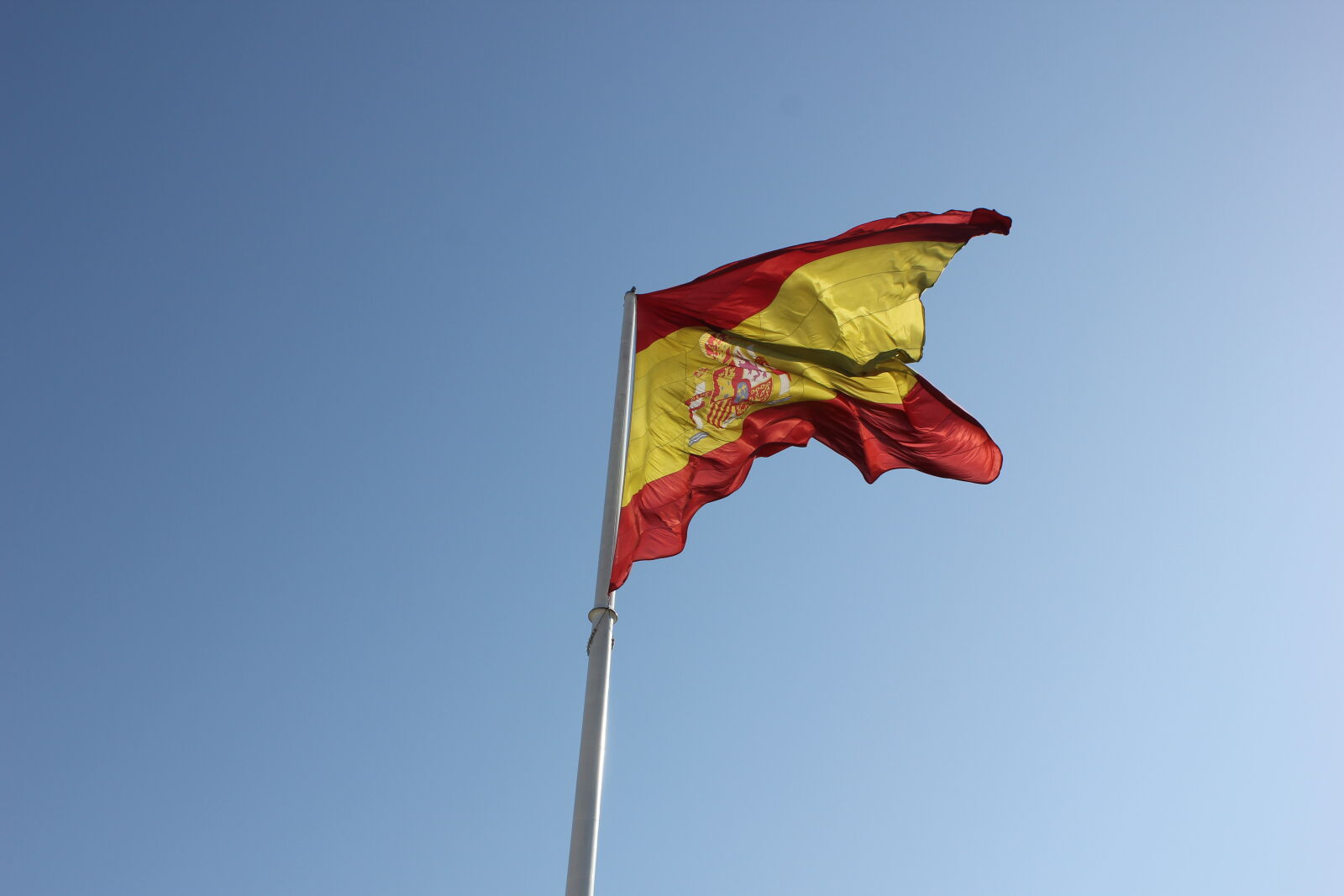 Canon EF-S 18-55mm F3.5-5.6 IS sample photo. Espana, spain, spanish, flag photography
