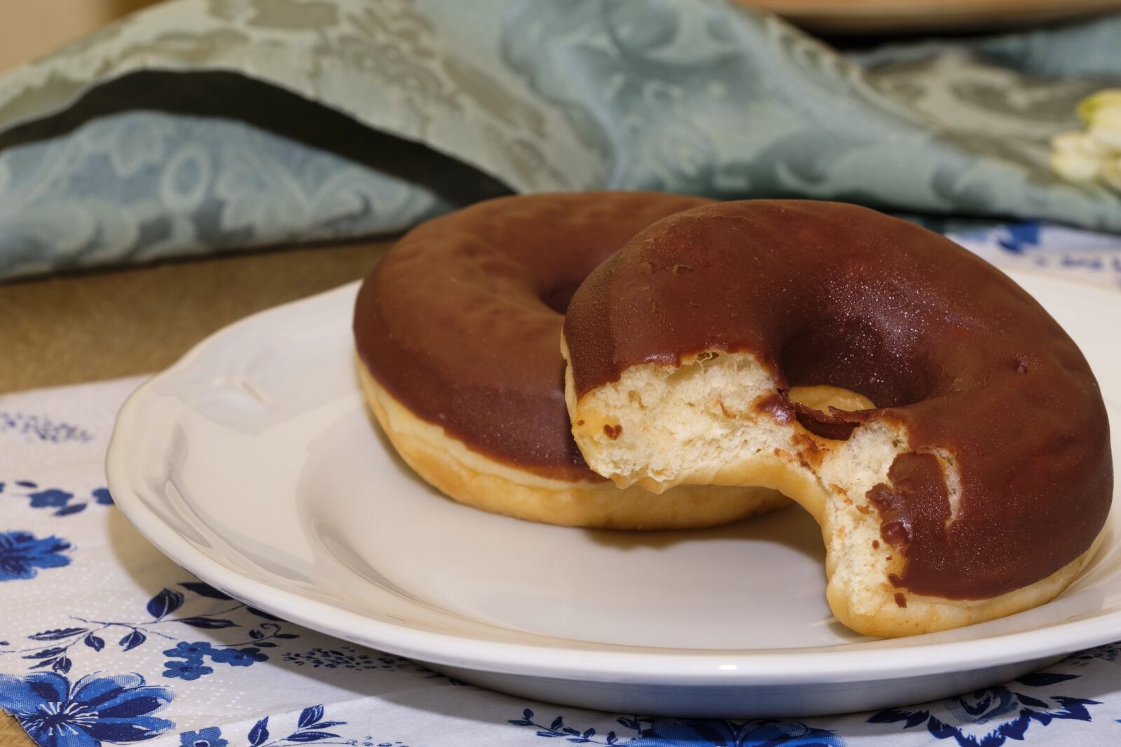 Fujifilm X-T2 + Fujifilm XF 80mm F2.8 R LM OIS WR Macro sample photo. Donut, cake, dessert photography