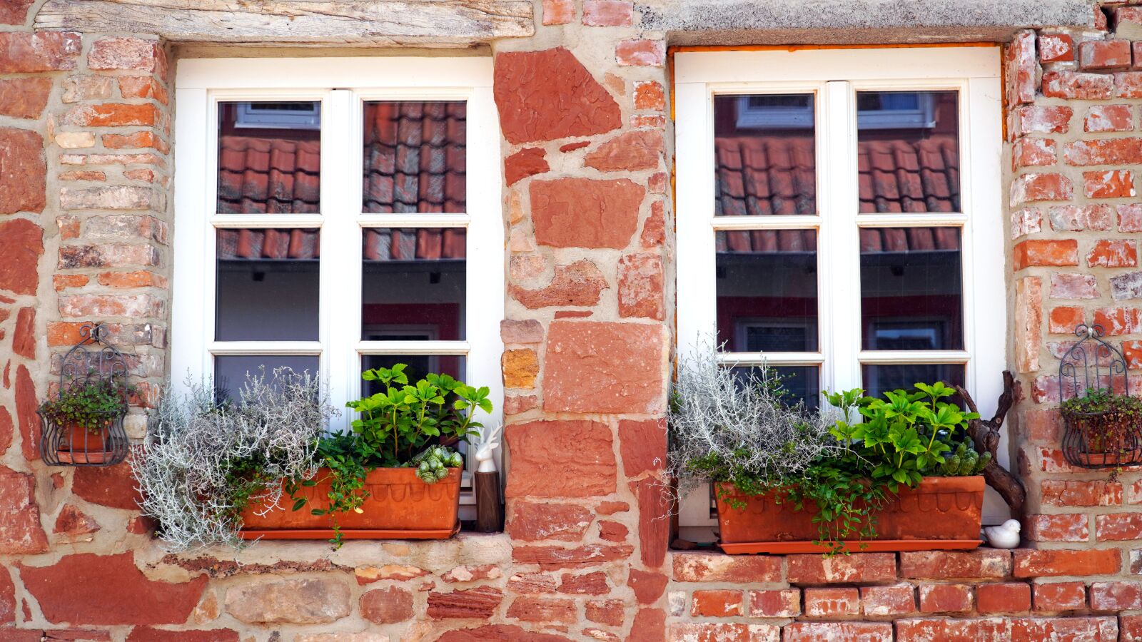 Sony E PZ 18-105mm F4 G OSS sample photo. Window, old, building photography