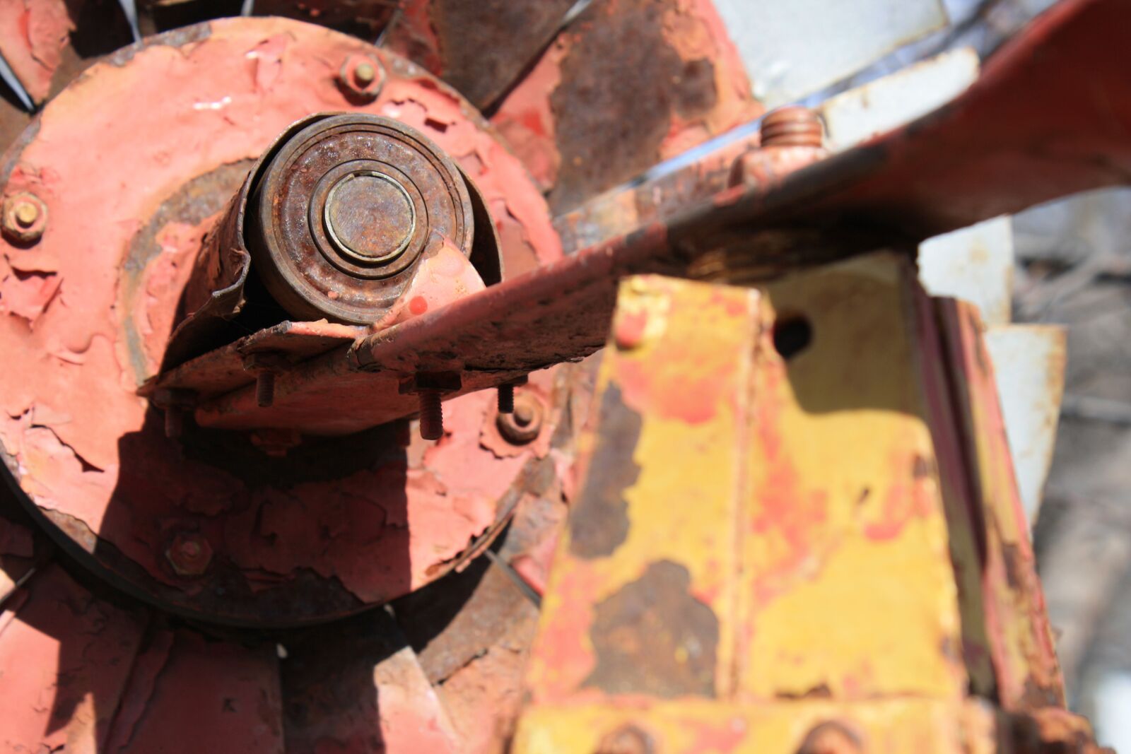 Canon EOS 1000D (EOS Digital Rebel XS / EOS Kiss F) sample photo. Rust, windmill, rusty photography