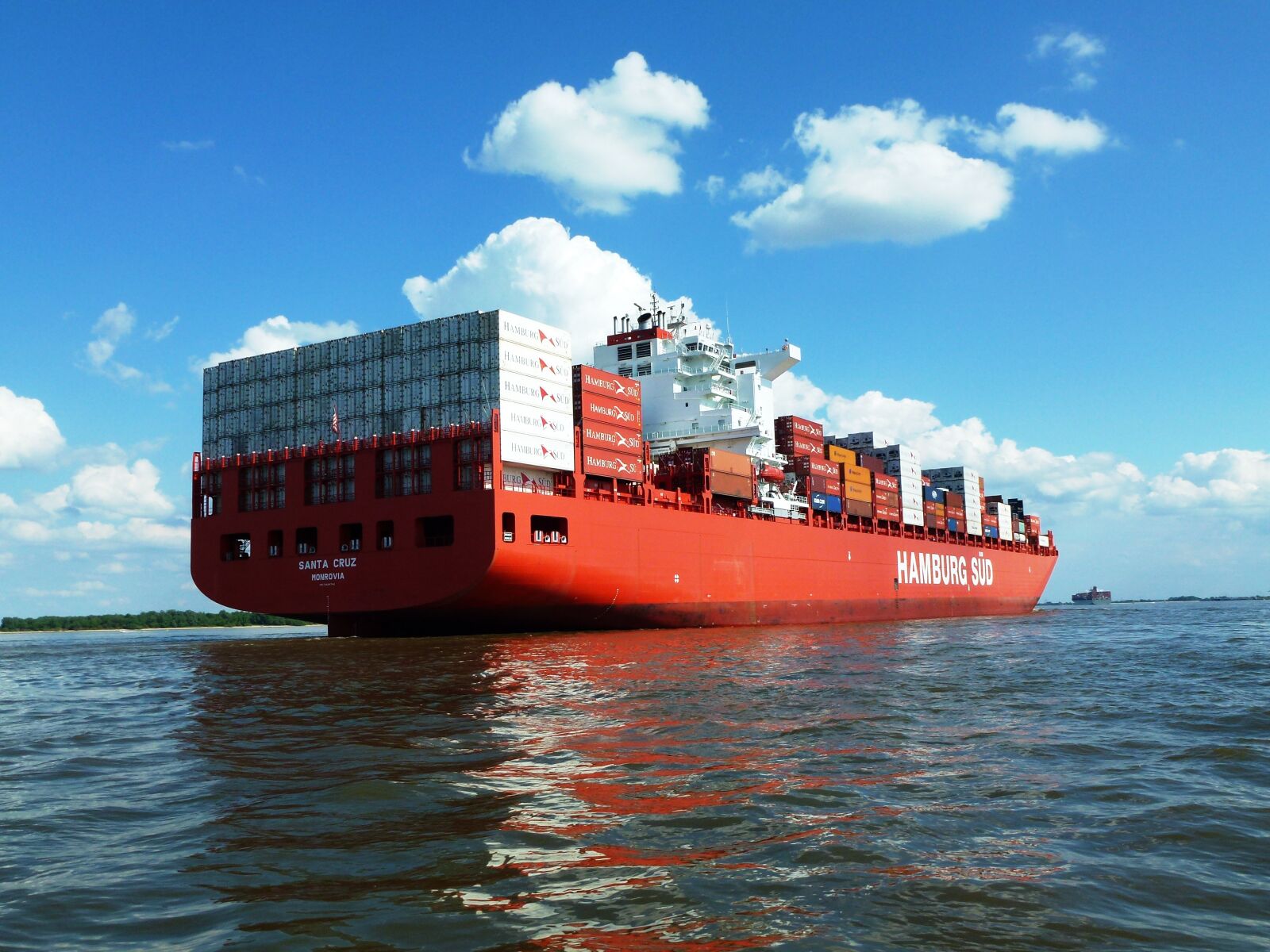 Leica V-Lux 30 / Panasonic Lumix DMC-TZ22 sample photo. Ship, container, elbe photography