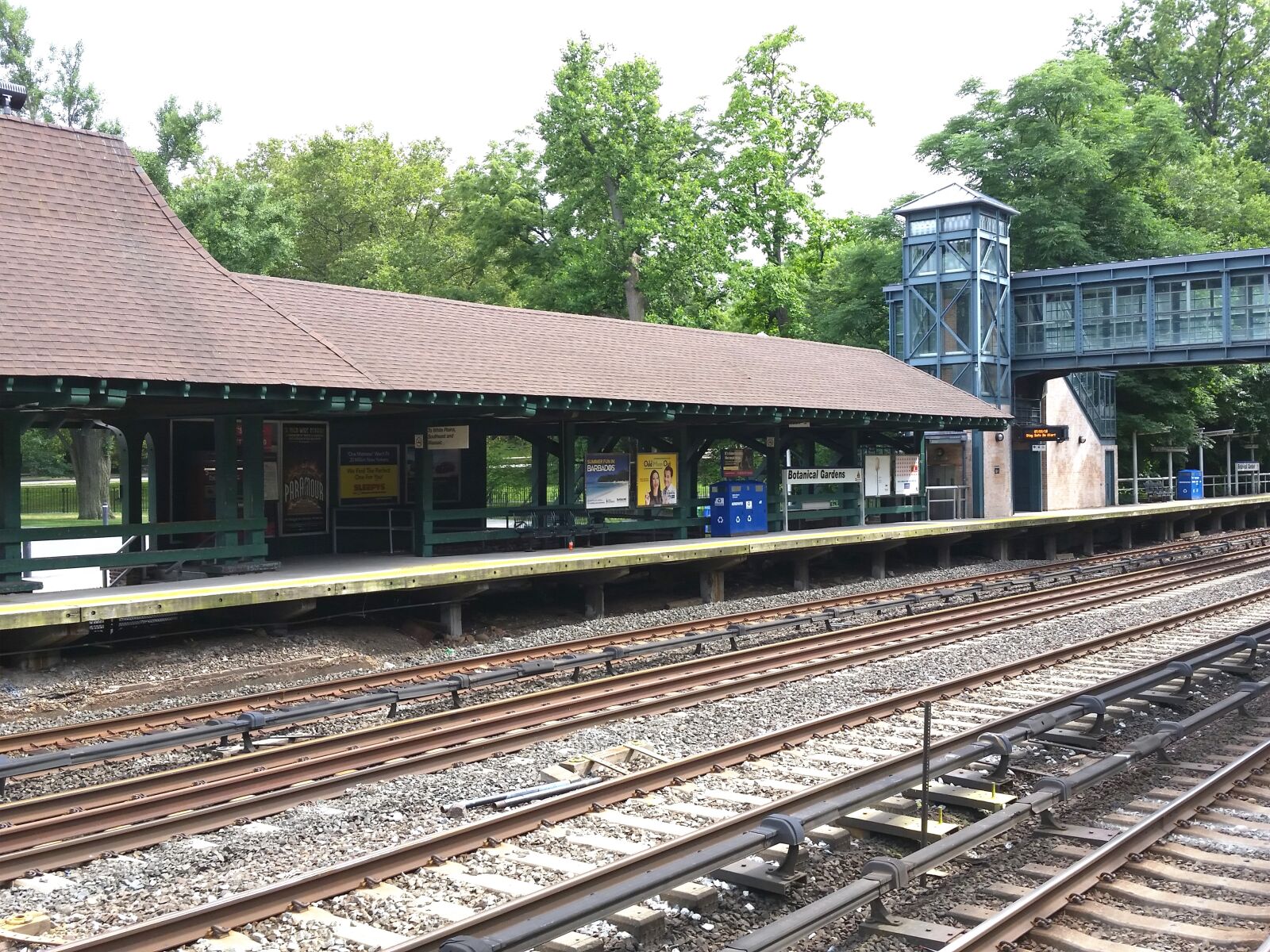 Samsung Galaxy S5 sample photo. Train, station, tracks photography