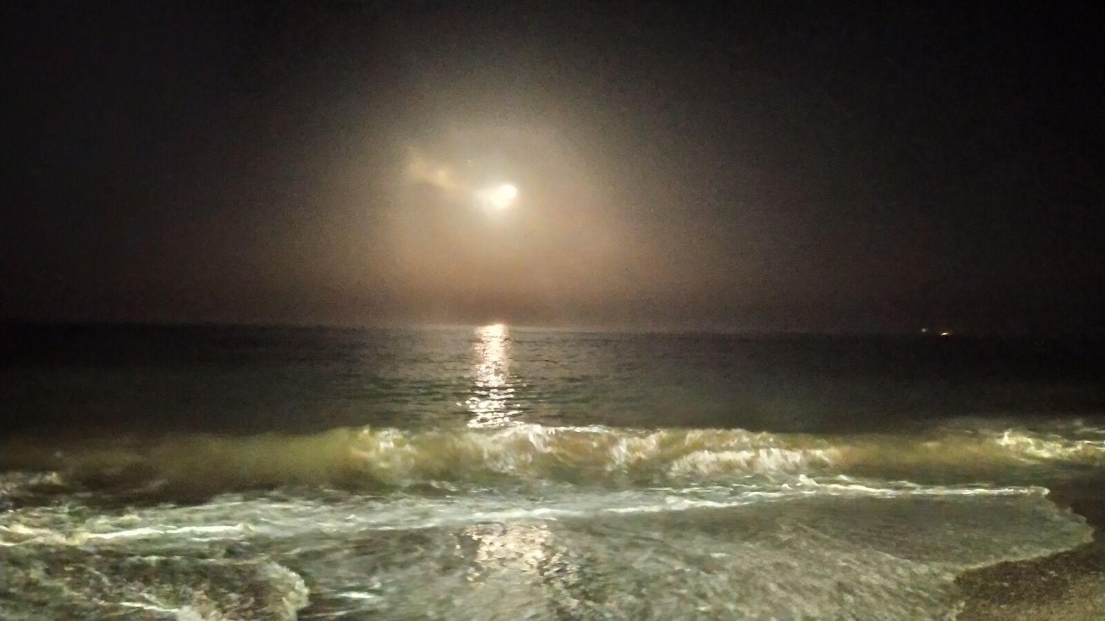 Xiaomi Redmi Note 7 sample photo. Night, moon, beach photography