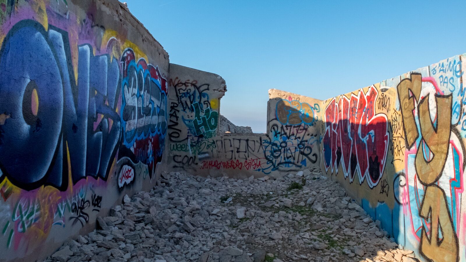 Fujifilm X30 sample photo. Marseille, bunker, calanque photography