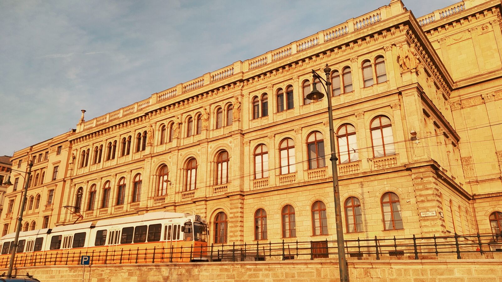 Xiaomi Redmi Note 8T sample photo. Budapest, tram, city photography